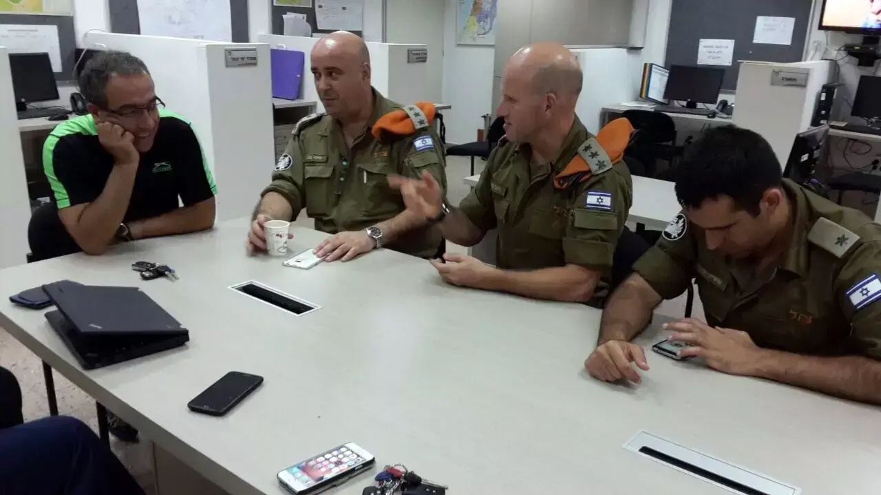 מימין לשמאל: איציק ועקנין קצין אג"מ, אל"מ רועי בארי מפקד מחוז דרום פקע"ר, איתי פלג מפקד נפת לכיש, דרור אהרון ראש מועצת גן יבנה מימין לשמאל: איציק ועקנין קצין אג"מ, אל"מ רועי בארי מפקד מחוז דרום פקע"ר, איתי פלג מפקד נפת לכיש, דרור אהרון ראש מועצת גן יבנה