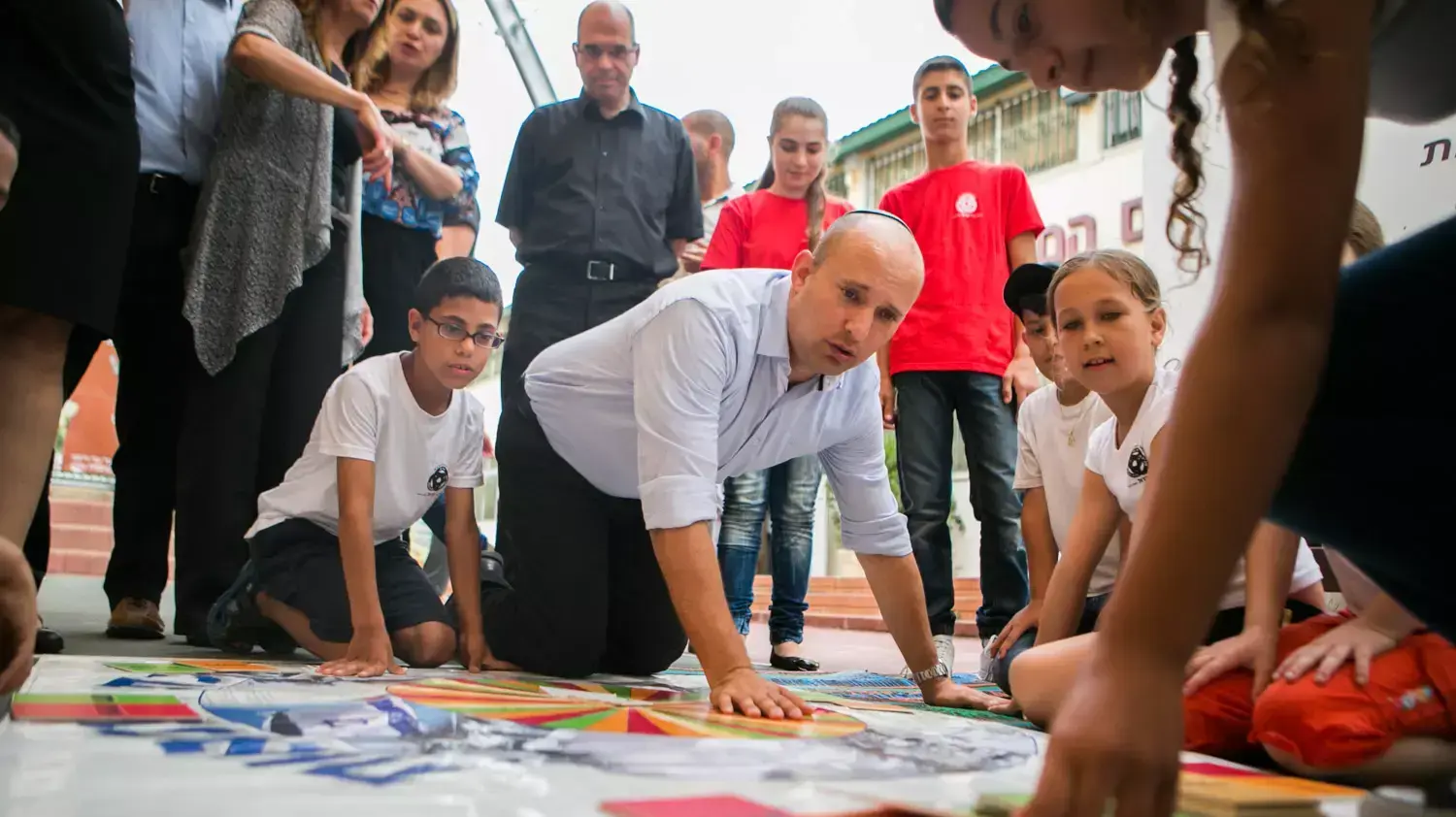 שר החינוך נפתלי בנט מעביר שיעור במתמטיקה לתלמידי כיתה ו' בפתח תקווה, מאי 2015 שר החינוך נפתלי בנט מעביר שיעור במתמטיקה לתלמידי כיתה ו' בפתח תקווה, מאי 2015