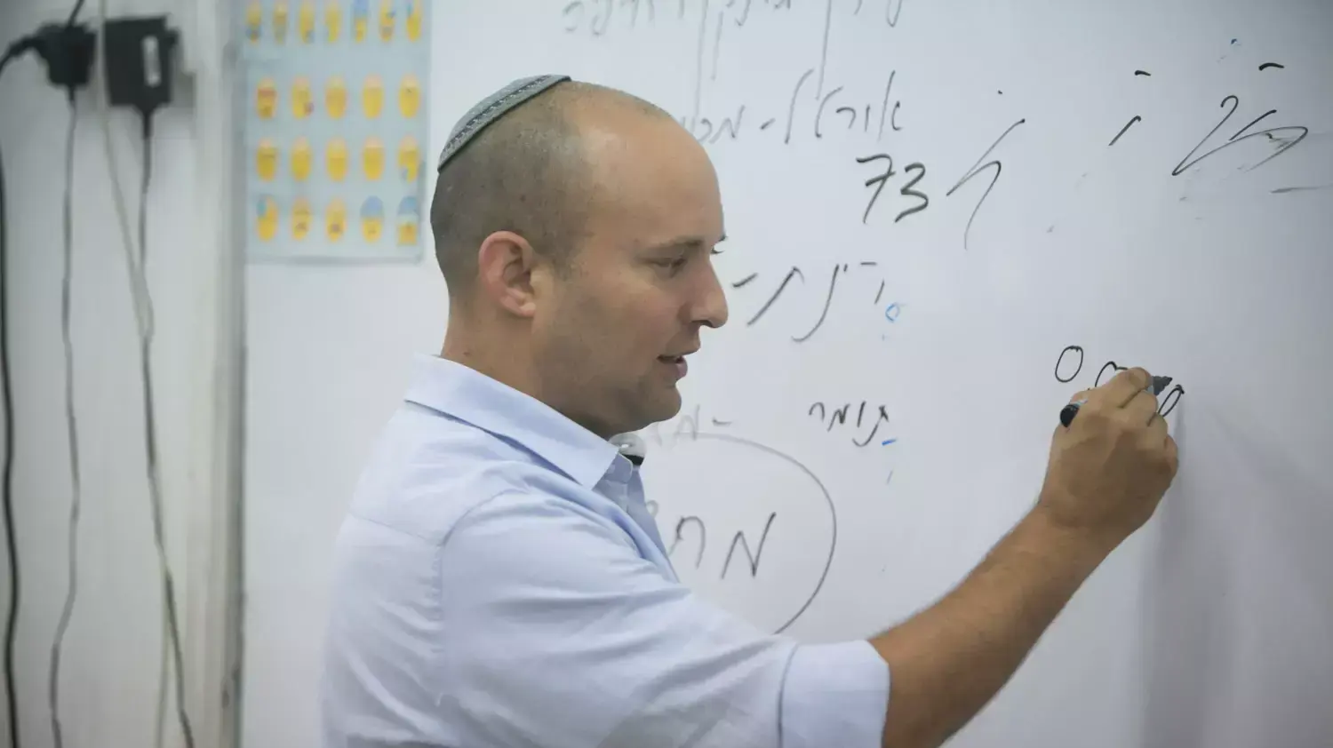 שר החינוך נפתלי בנט מעביר שיעור במתמטיקה לתלמידי כיתה ו' בפתח תקווה, מאי 2015 שר החינוך נפתלי בנט מעביר שיעור במתמטיקה לתלמידי כיתה ו' בפתח תקווה, מאי 2015