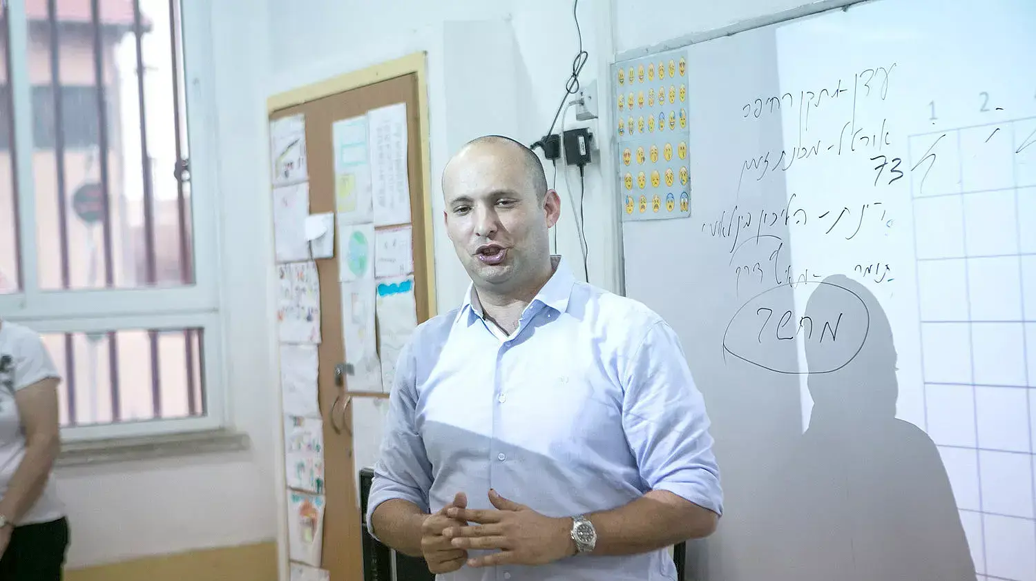 שר החינוך נפתלי בנט מעביר שיעור במתמטיקה לתלמידי כיתה ו' בפתח תקווה, מאי 2015 שר החינוך נפתלי בנט מעביר שיעור במתמטיקה לתלמידי כיתה ו' בפתח תקווה, מאי 2015