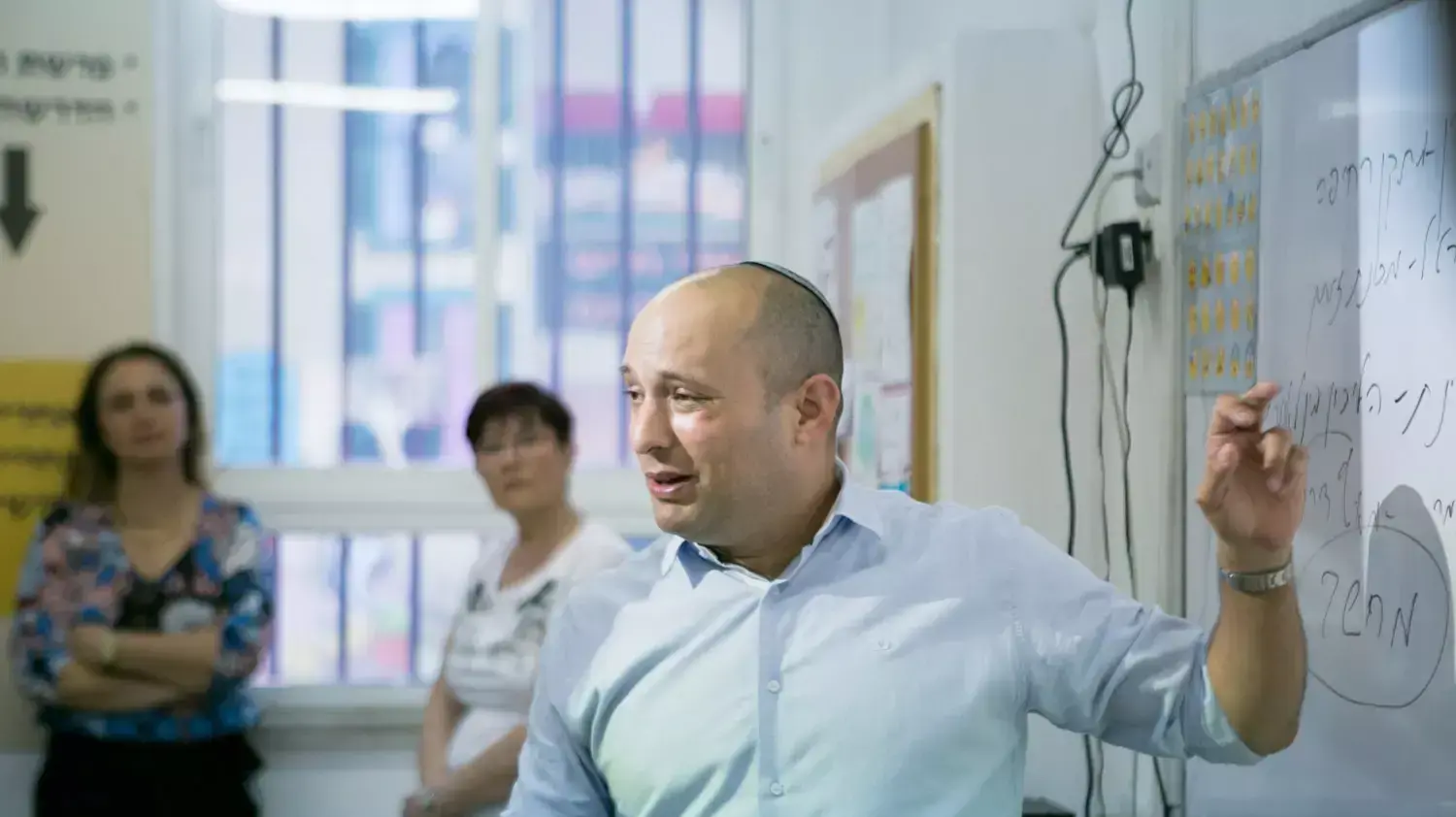 שר החינוך נפתלי בנט מעביר שיעור במתמטיקה לתלמידי כיתה ו' בפתח תקווה, מאי 2015