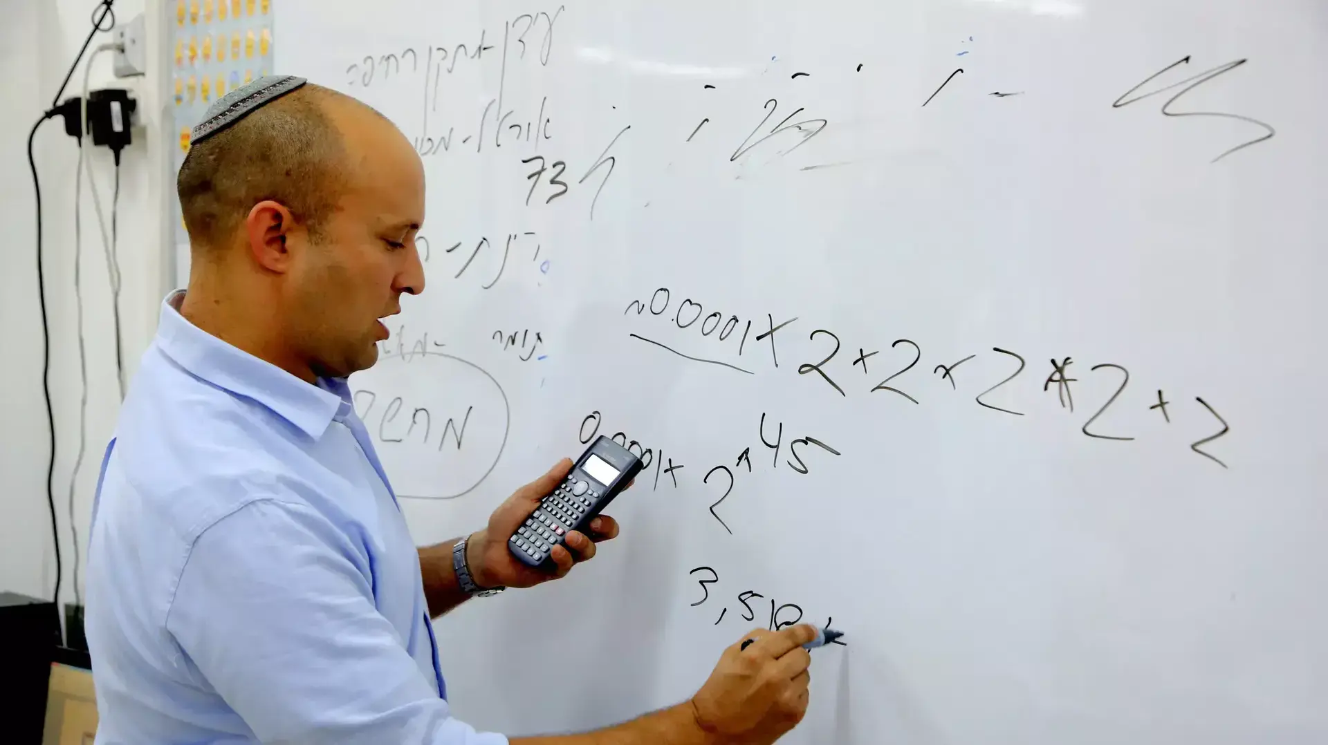 נפתלי בנט שר החינוך מלמד חשבון בבית ספר קרול בפתח תקווה 28 מאי 2015