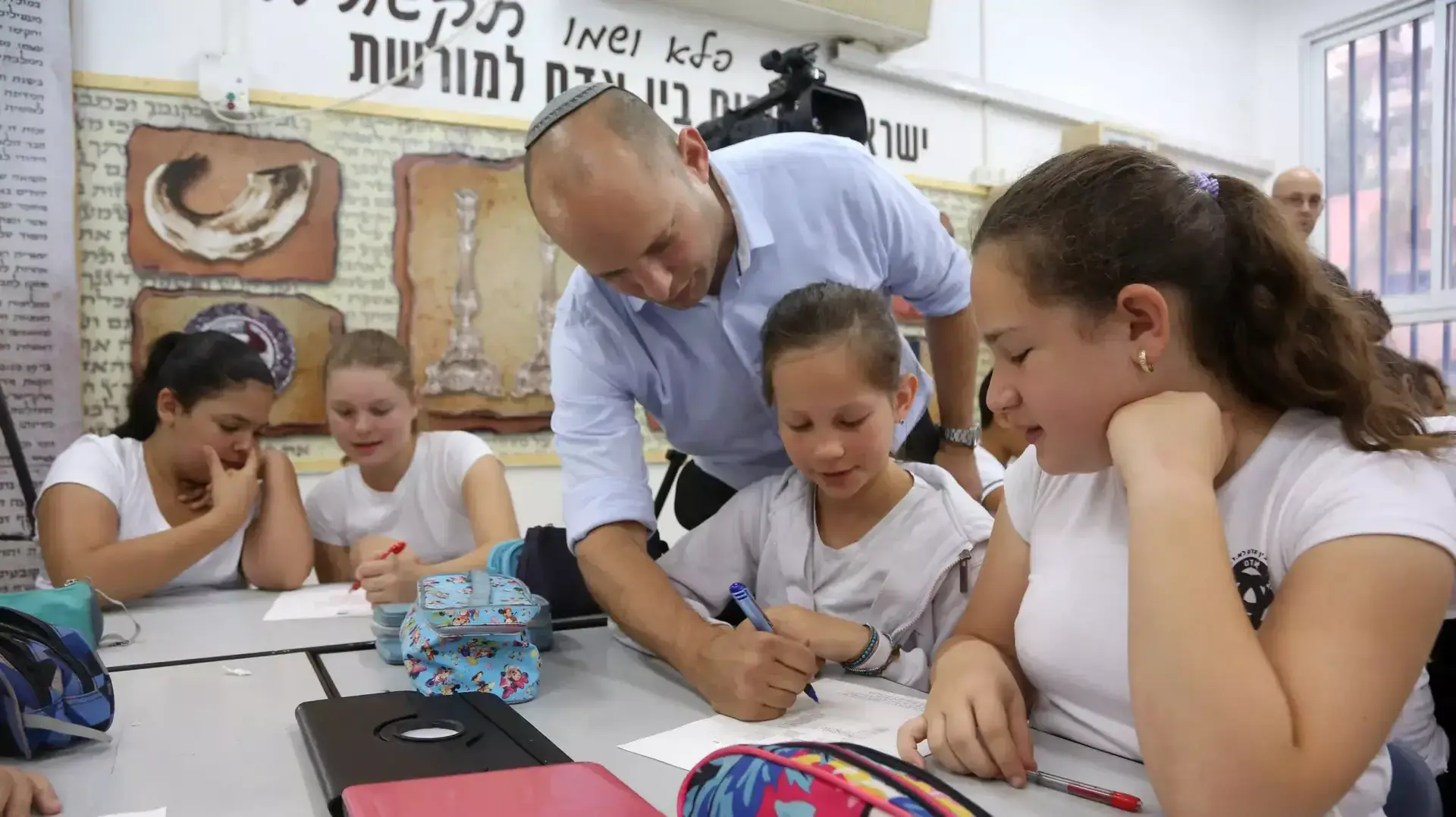 נפתלי בנט שר החינוך מלמד חשבון בבית ספר קרול בפתח תקווה 28 מאי 2015 נפתלי בנט שר החינוך מלמד חשבון בבית ספר קרול בפתח תקווה 28 מאי 2015