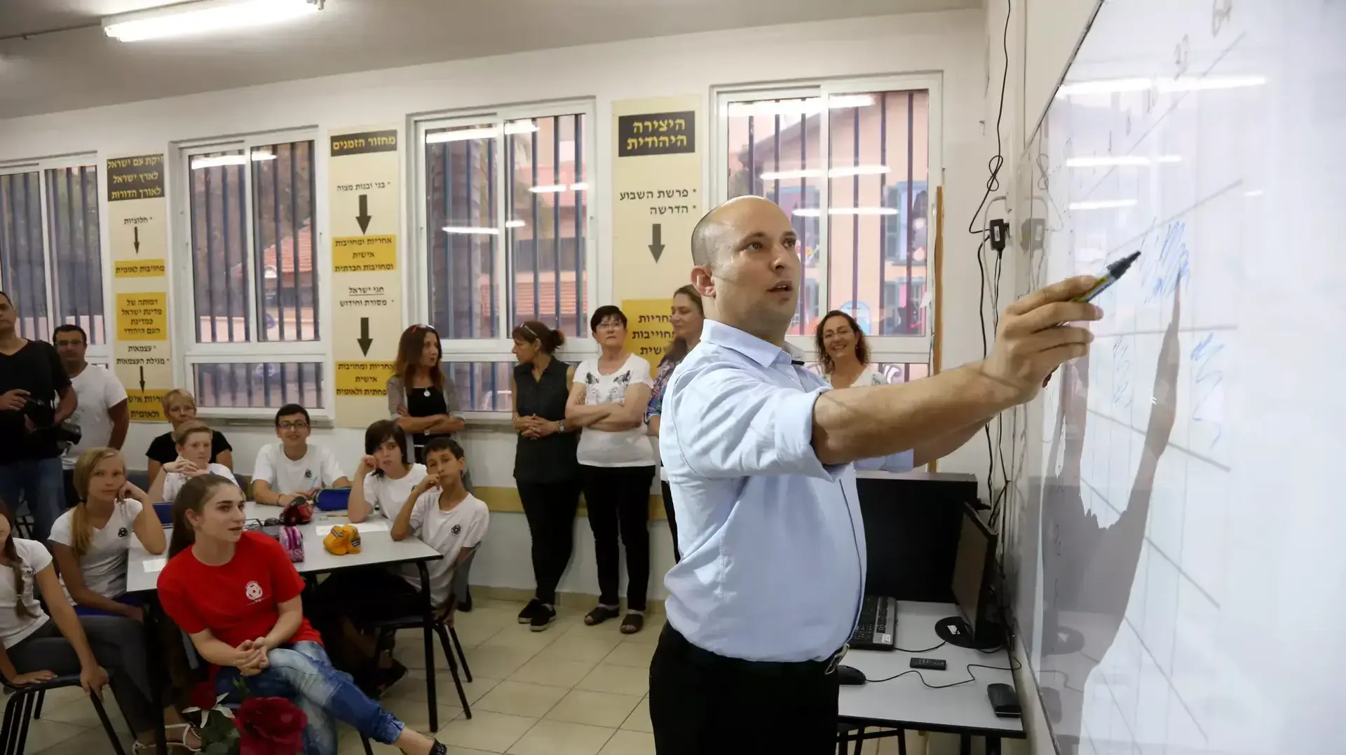 נפתלי בנט שר החינוך מלמד חשבון בבית ספר קרול בפתח תקווה 28 מאי 2015