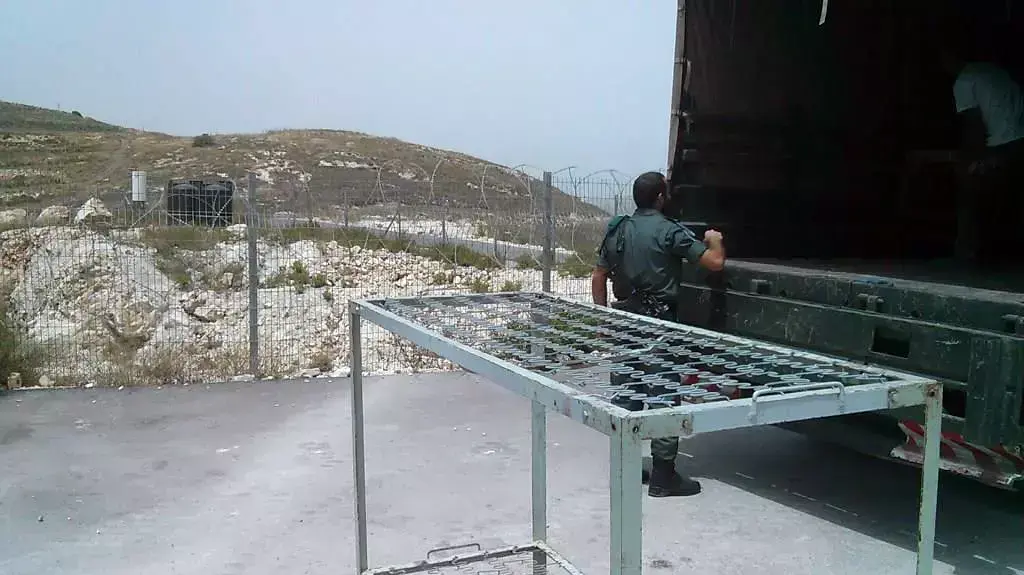 כוחות מג"ב מפנים את הציוד שלהם מישיבת "עוד יוסף חי" ביצהר, מאי 2015