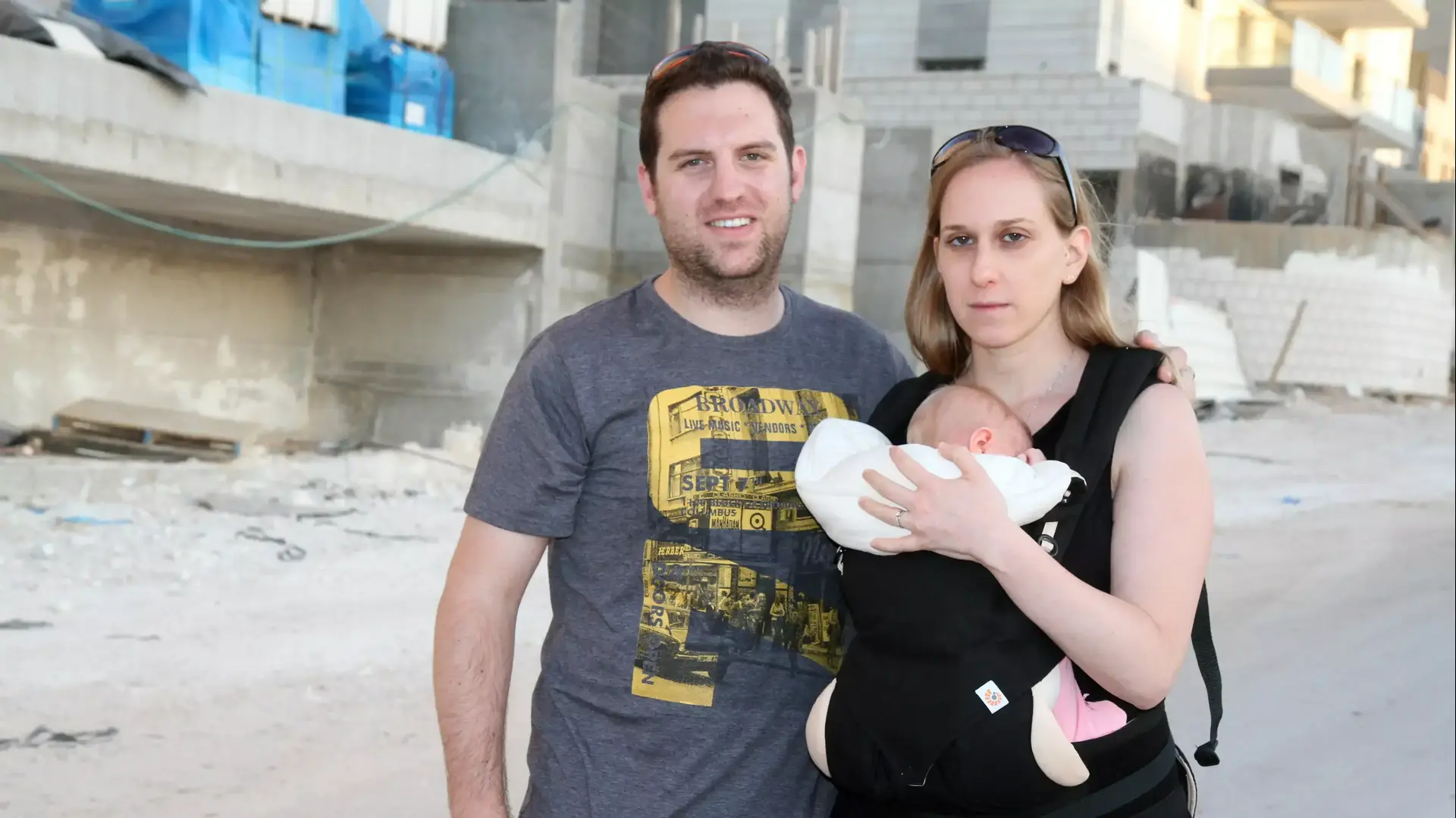 אורית, קובי ואביב פז, שכונת פסגות אפק, ראש העין, מאי 2015 אורית, קובי ואביב פז, שכונת פסגות אפק, ראש העין, מאי 2015