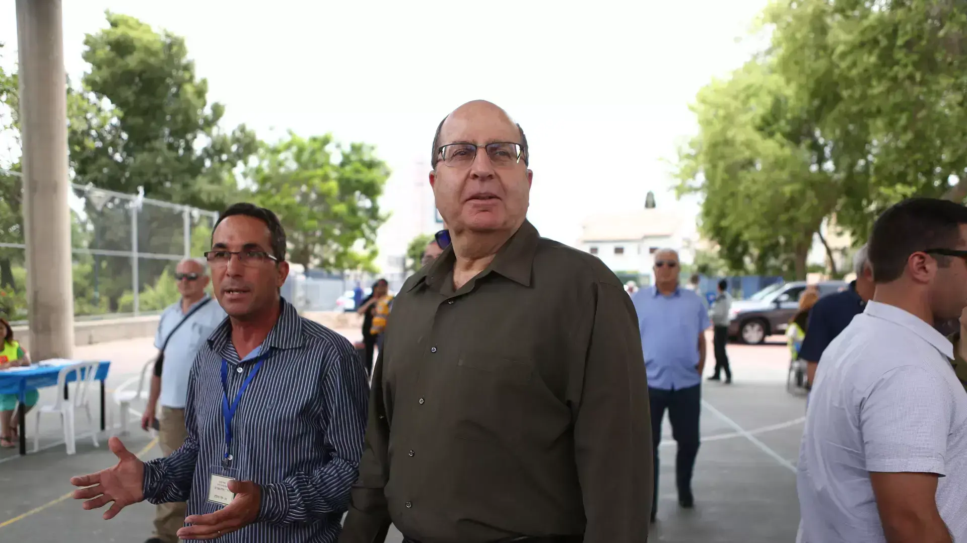 ביקור שר הביטחון משה יעלון בתיכון בראשל"צ במסגרת תרגיל העורף, מאי 2015 ביקור שר הביטחון משה יעלון בתיכון בראשל"צ במסגרת תרגיל העורף, מאי 2015