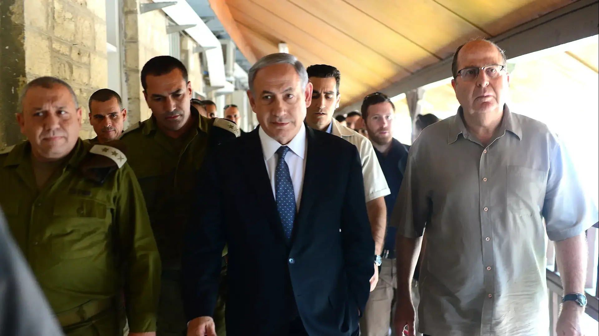 ראש הממשלה בנימין נתניהו עם שר הביטחון משה בוגי יעלון והרמטכ"ל רב אלוף גדי אייזנקוט בביקור בפיקוד העורף במהלך תרגיל נקודת מפנה. מאי 2015