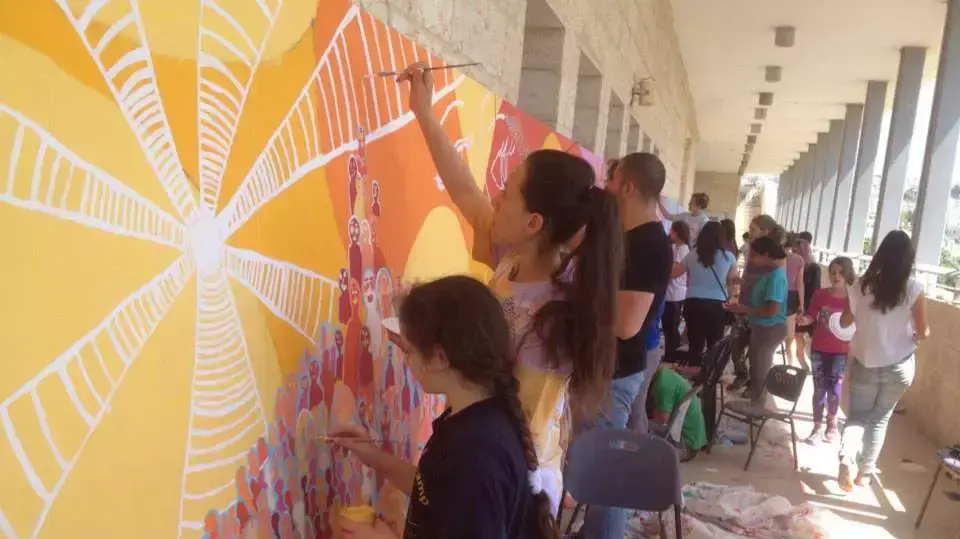 תלמידי בית הספר הדו לשוני עיצבו מחדש את הקונסוליה האמריקאית בירושלים, יוני 2015 תלמידי בית הספר הדו לשוני עיצבו מחדש את הקונסוליה האמריקאית בירושלים, יוני 2015