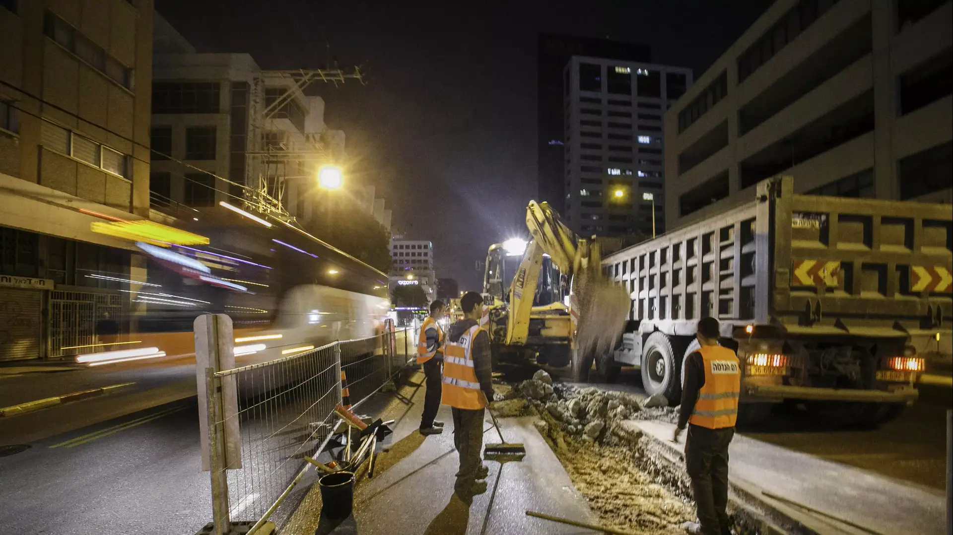 עבודות המבוצעות בימים אלה של הרכבת הקלה בתל אביב , יוני 2015