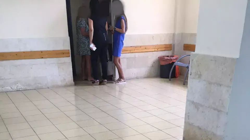 מורות בתיכון רבין באילת מגיעות לבושות בשמלות קצרות בעוד לתלמידות לא מאשרים ללבוש מכנסים קצרים, יוני 2015 מורות בתיכון רבין באילת מגיעות לבושות בשמלות קצרות בעוד לתלמידות לא מאשרים ללבוש מכנסים קצרים, יוני 2015