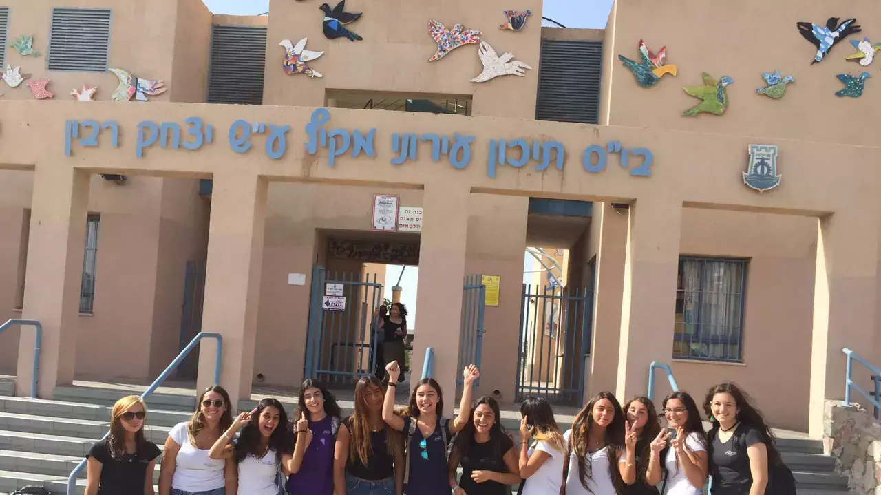 תלמידות מגיעות לתיכון רבין במכנסיים קצרים ומסלקים אותן מבית הספר, יוני 2015