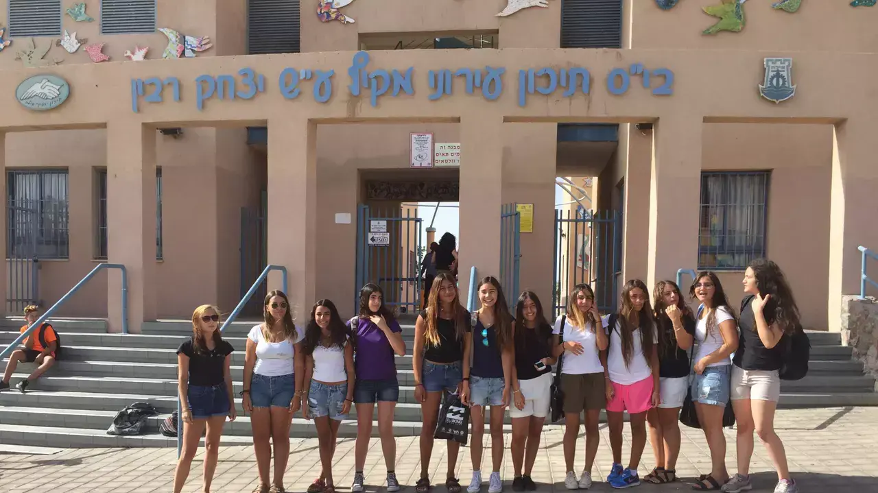 תלמידות מגיעות לתיכון רבין במכנסיים קצרים ומסלקים אותן מבית הספר, יוני 2015 תלמידות מגיעות לתיכון רבין במכנסיים קצרים ומסלקים אותן מבית הספר, יוני 2015