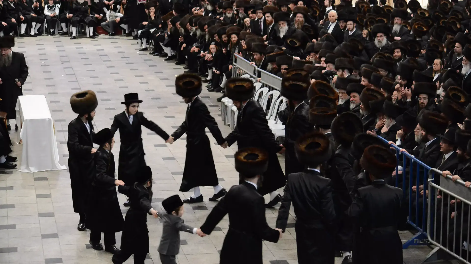 מצווה טאנץ בחתונת נכד האדמו"ר מבעלזא מצווה טאנץ בחתונת נכד האדמו"ר מבעלזא