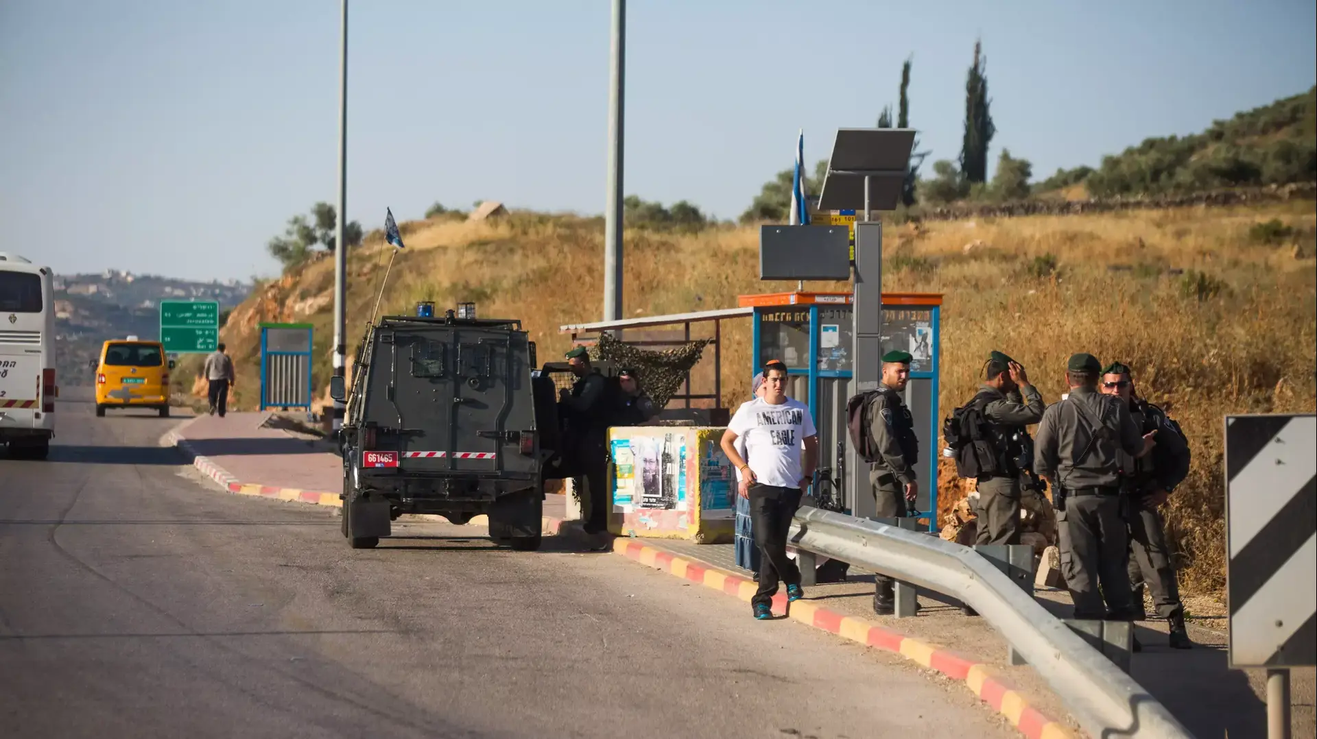 כתבה בנושא אפרטהייד, צומת תפוח. יוני 2015 כתבה בנושא אפרטהייד, צומת תפוח. יוני 2015