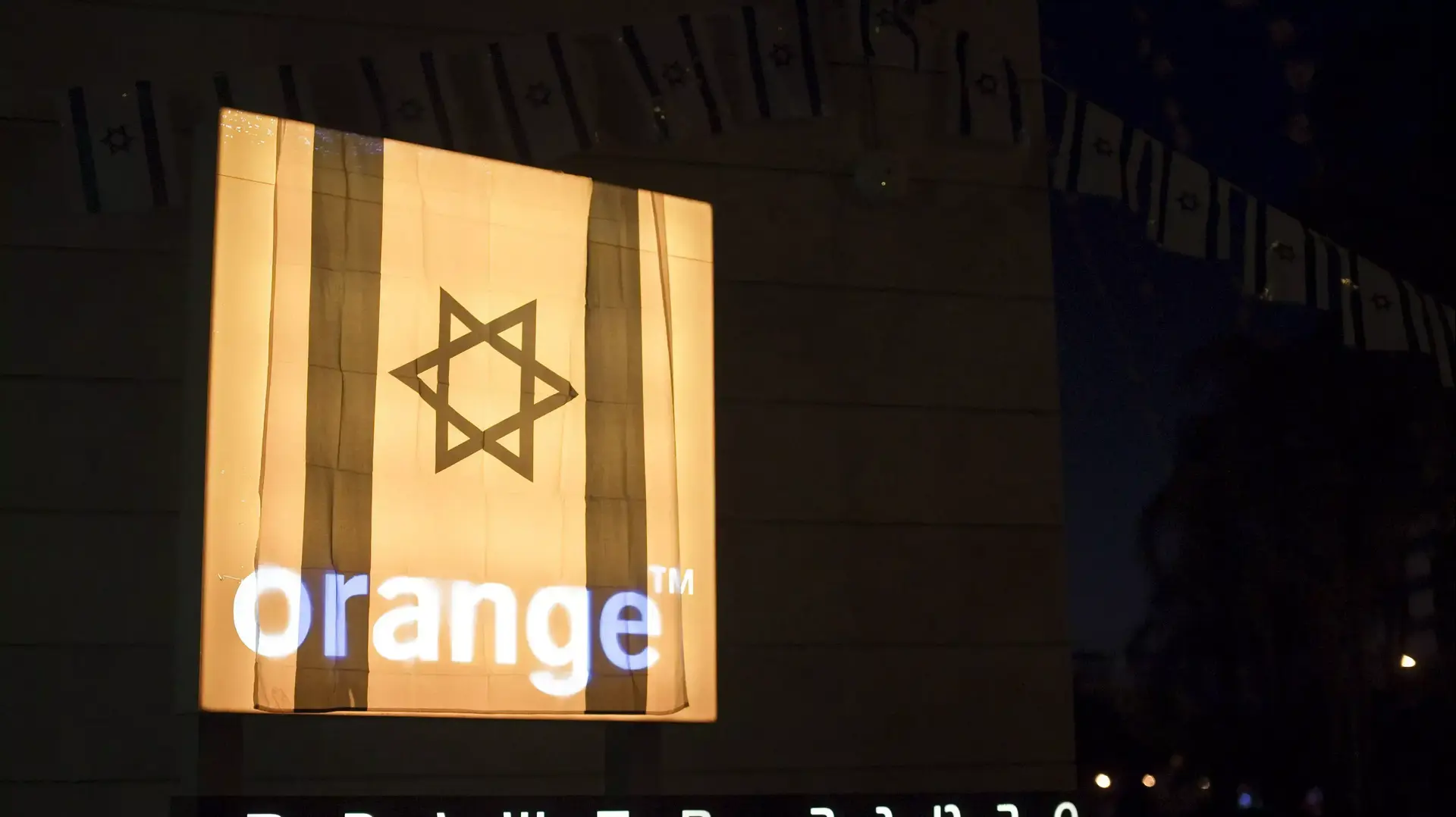 דגל ישראל שהונח על הלוגו של אורנג' במשרדי פרטנר בראש העין, 4 ביוני 2015 דגל ישראל שהונח על הלוגו של אורנג' במשרדי פרטנר בראש העין, 4 ביוני 2015