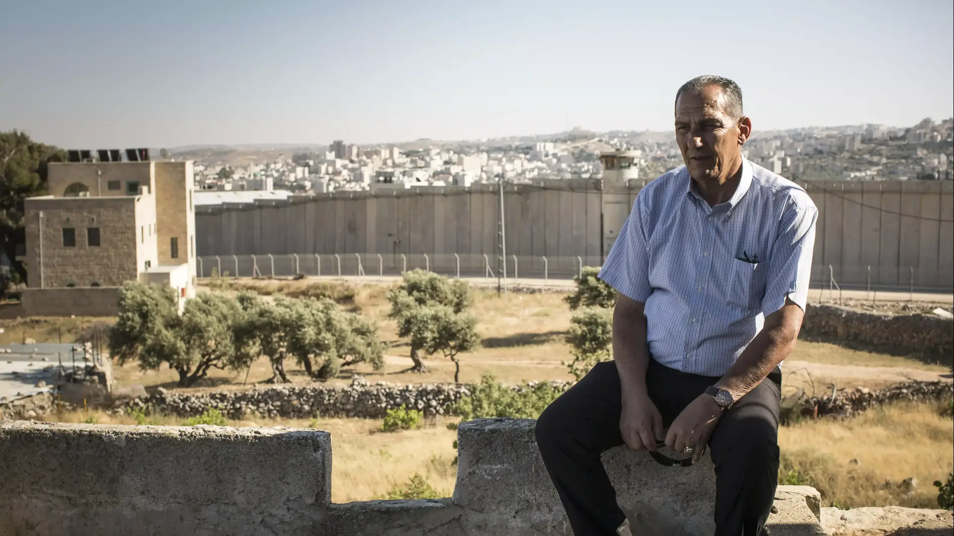 פואד ג'אדו בביתו שבכפר בית ג'אלה