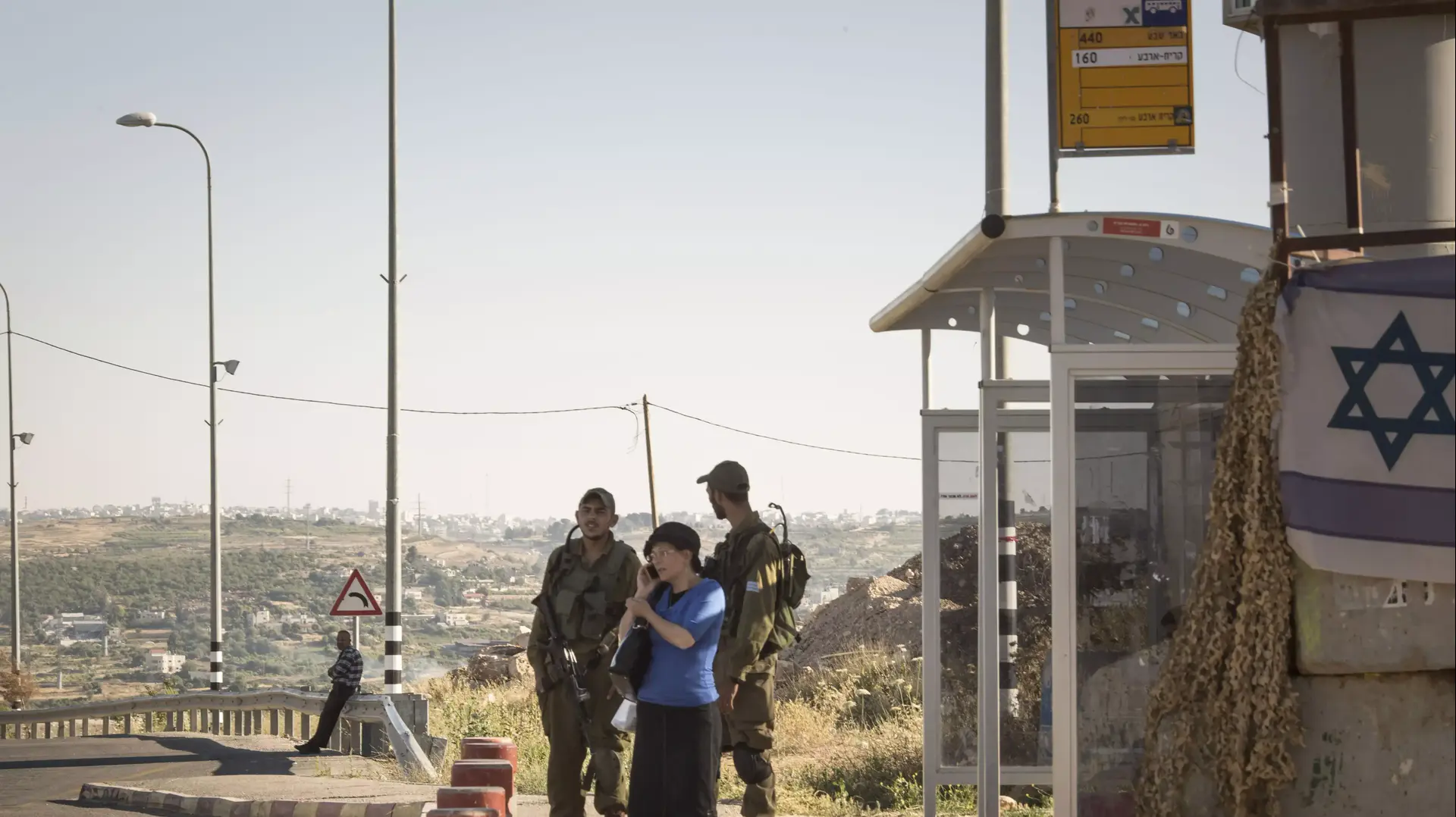 פלסטינים, חיילים ומתנחלים בצומת גוש עציון פלסטינים, חיילים ומתנחלים בצומת גוש עציון