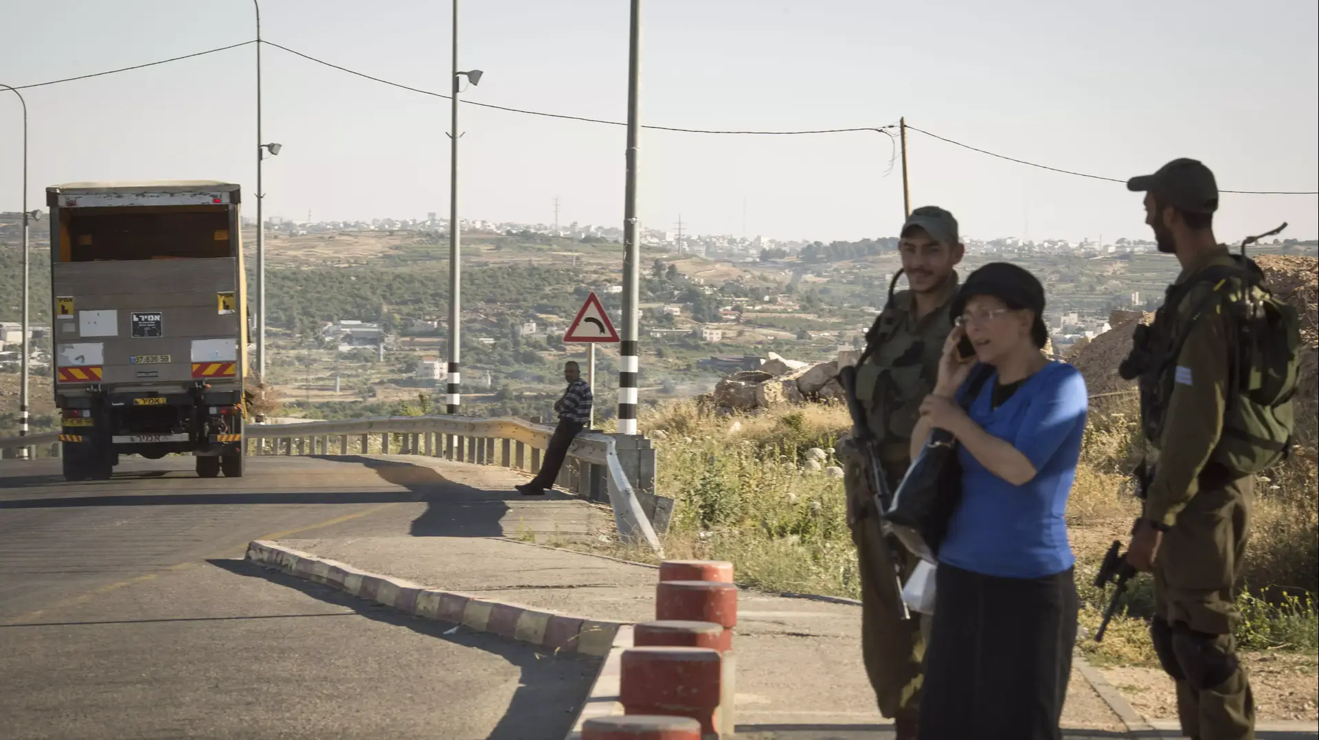 פלסטינים, חיילים ומתנחלים בצומת גוש עציון פלסטינים, חיילים ומתנחלים בצומת גוש עציון