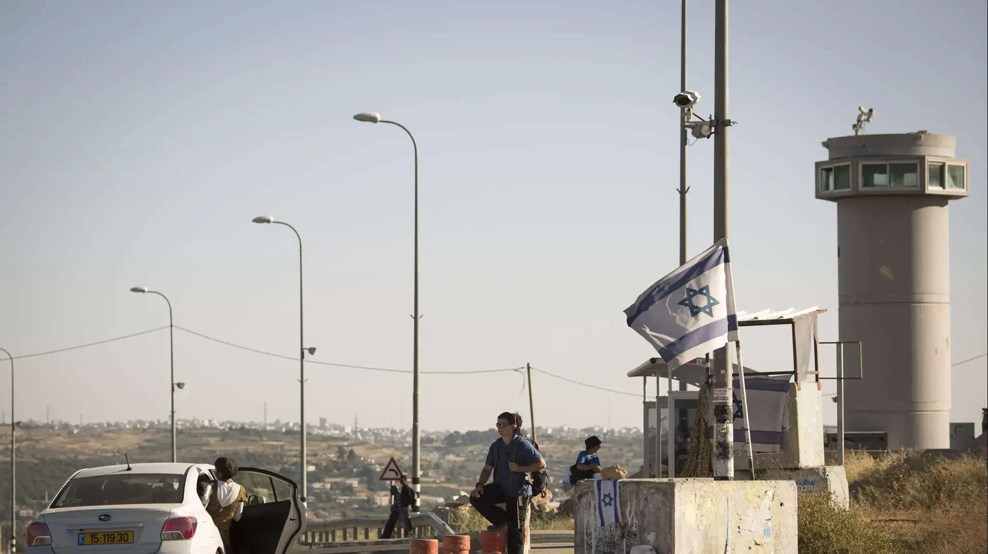 מתנחלים עולים על טרמפים בצומת גוש עציון מתנחלים עולים על טרמפים בצומת גוש עציון