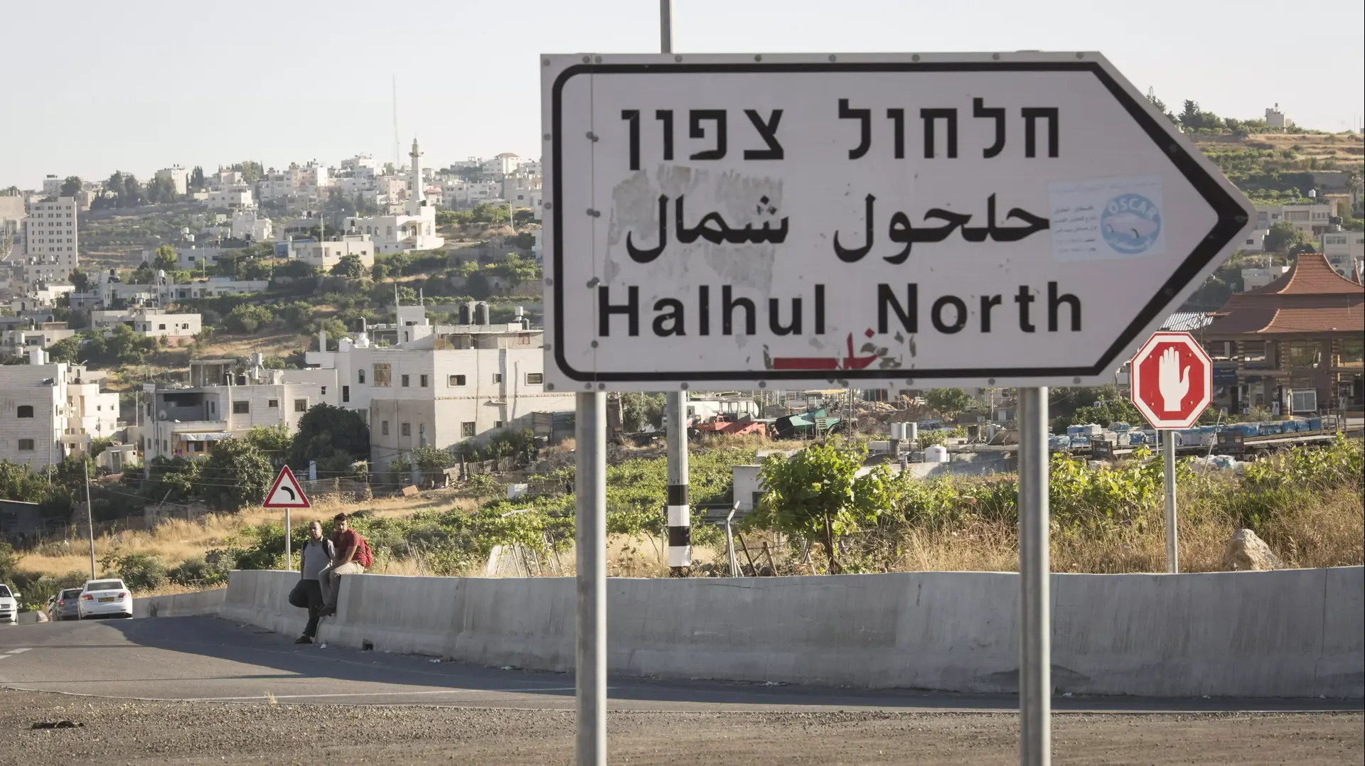 פלסטינים מחכים להסעה על הכביש בכניסה לכפר חלחול שאוטובוסים של אגד לא עוצרים בו פלסטינים מחכים להסעה על הכביש בכניסה לכפר חלחול שאוטובוסים של אגד לא עוצרים בו