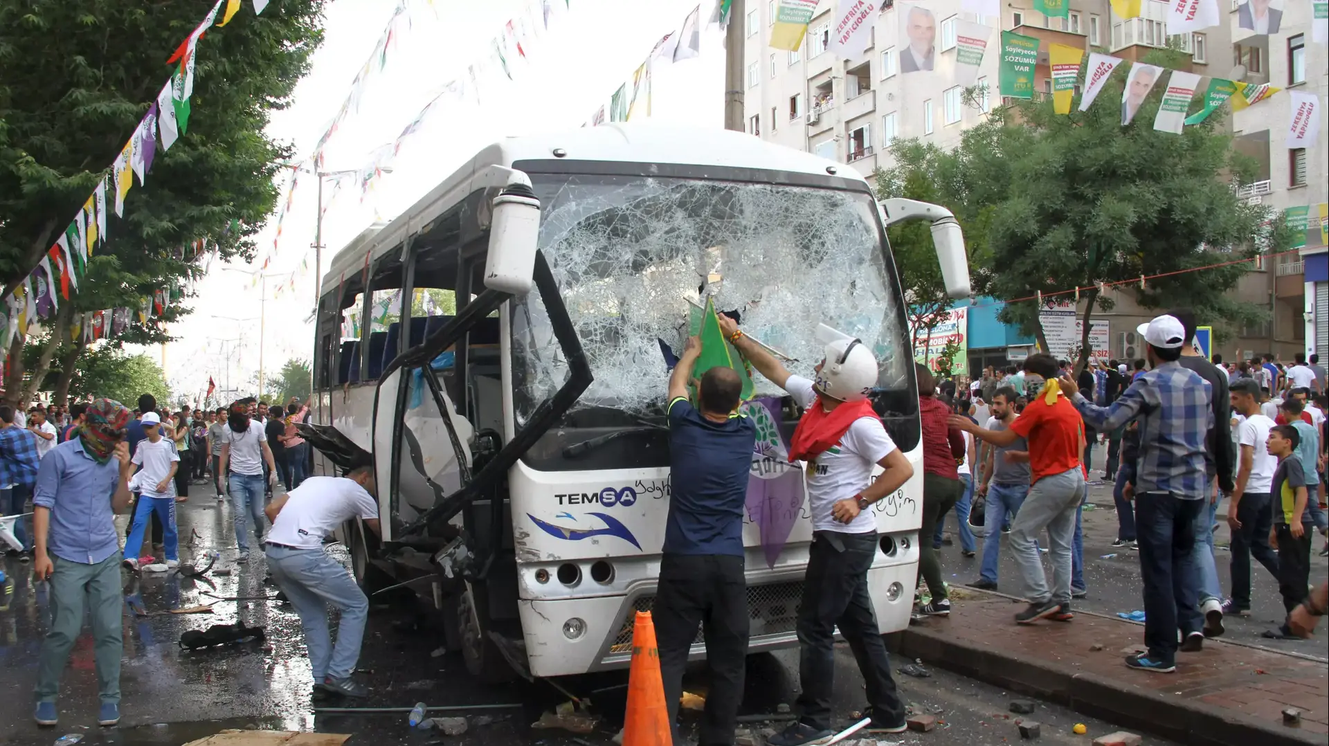 פיצוץ במהלך הפגנה של המפלגה הכורדית בטורקיה 05 יוני 2015 פיצוץ במהלך הפגנה של המפלגה הכורדית בטורקיה 05 יוני 2015