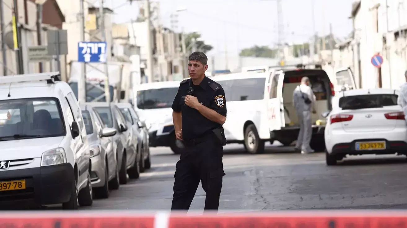 גופת גבר כבן 50 נמצאה מגולגלת בשטיח ברחוב ההגנה בתל אביב, 6 ביוני 2015 גופת גבר כבן 50 נמצאה מגולגלת בשטיח ברחוב ההגנה בתל אביב, 6 ביוני 2015