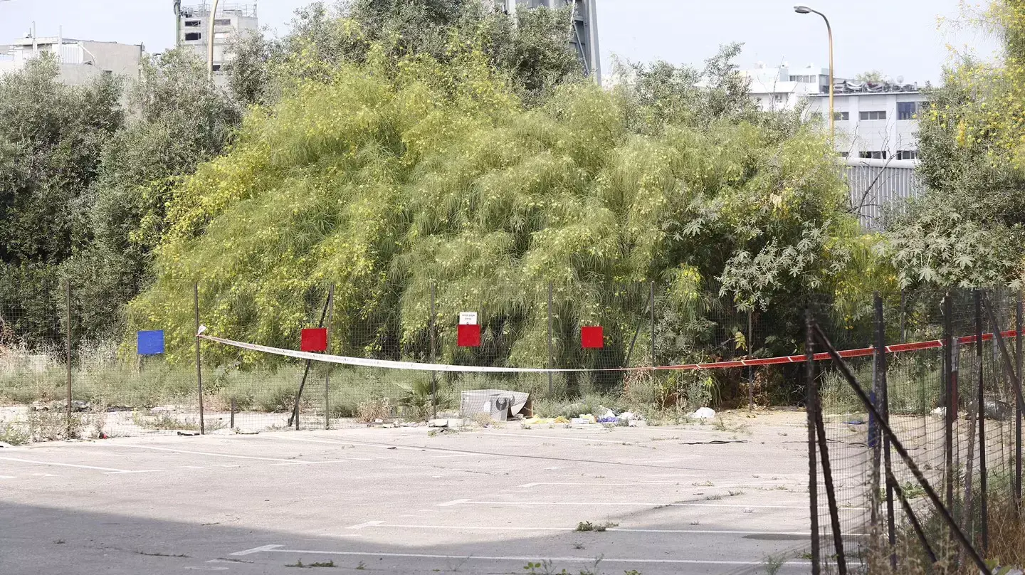 גופת גבר כבן 50 נמצאה מגולגלת בשטיח ברחוב ההגנה בתל אביב, 6 ביוני 2015 גופת גבר כבן 50 נמצאה מגולגלת בשטיח ברחוב ההגנה בתל אביב, 6 ביוני 2015