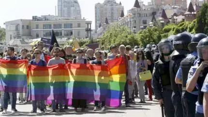 מצעד הגאווה שנערך בקייב, אוקראינה, ובמהלכו תקפו פעילי ימין קיצוני את המשתתפים. יוני 2015 מצעד הגאווה שנערך בקייב, אוקראינה, ובמהלכו תקפו פעילי ימין קיצוני את המשתתפים. יוני 2015