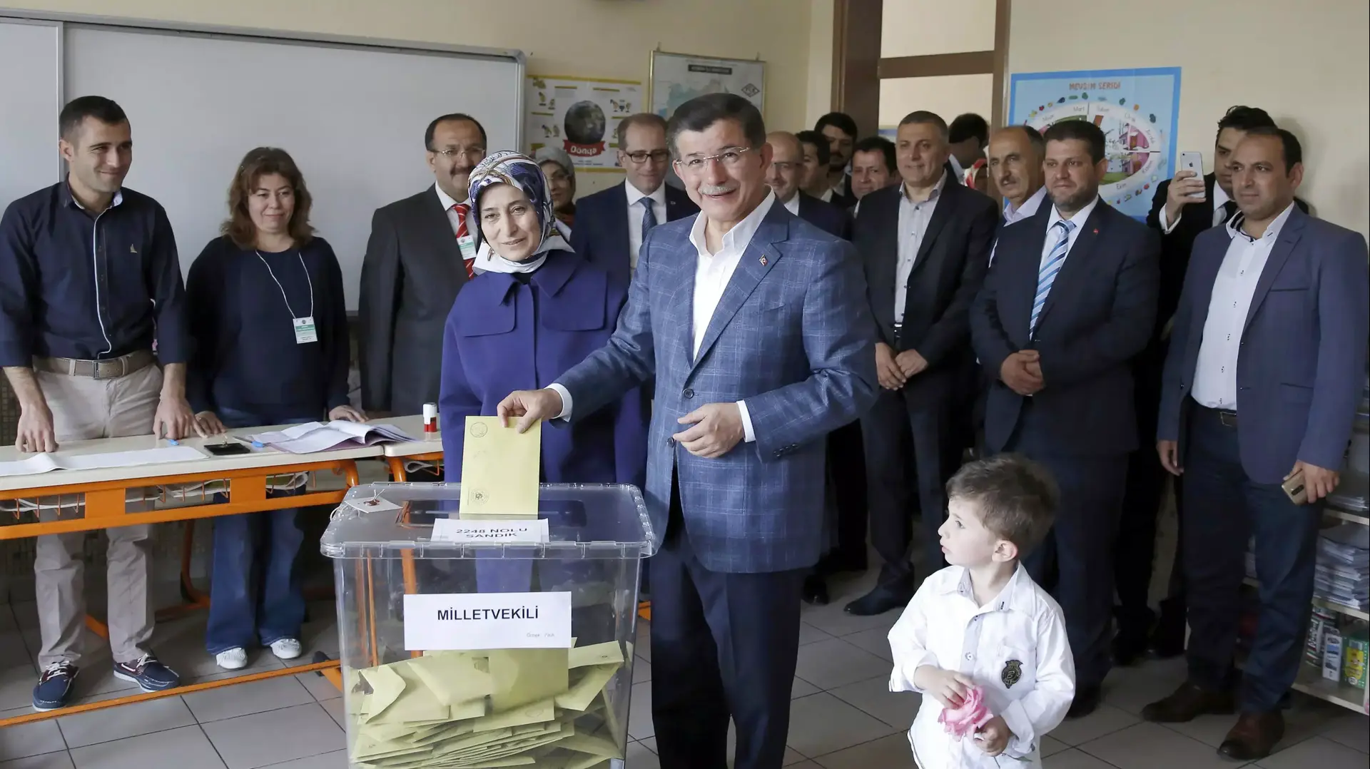 ראש ממשלת טורקיה אחמט דאווטאולו מצביע 7 ביוני 2015 ראש ממשלת טורקיה אחמט דאווטאולו מצביע 7 ביוני 2015