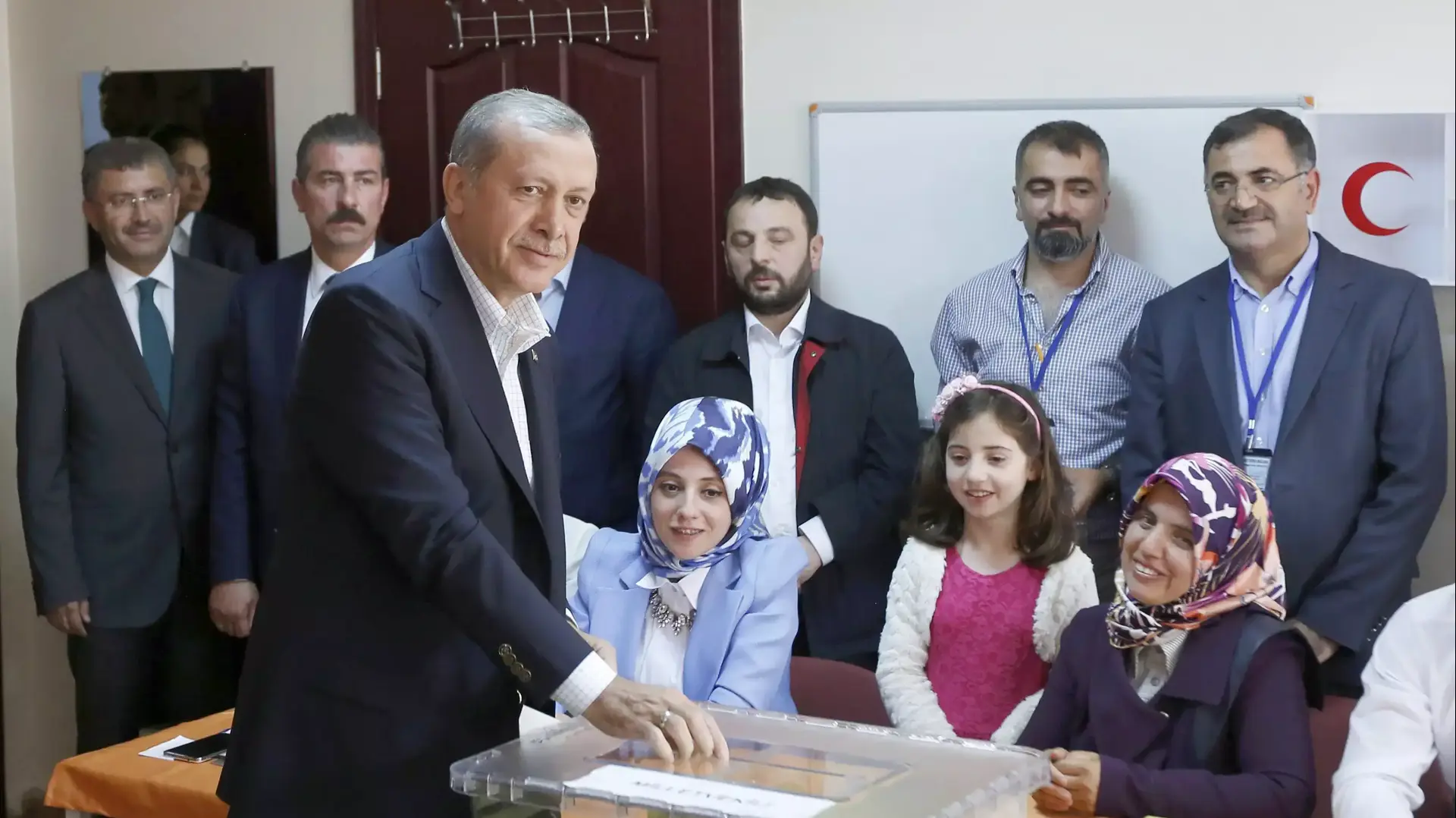 נשיא טורקיה רג'פ טייפ ארדואן מצביע בקלפי באיסטנבול בבחירות לפרלמנט, 7 ביוני 2015 נשיא טורקיה רג'פ טייפ ארדואן מצביע בקלפי באיסטנבול בבחירות לפרלמנט, 7 ביוני 2015