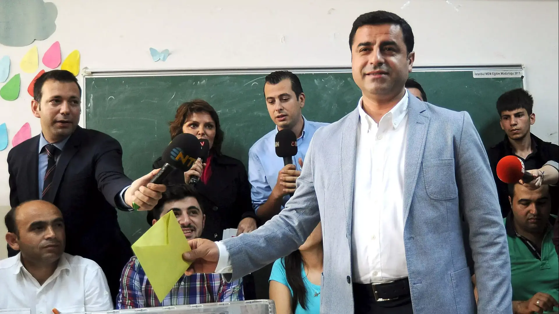 מנהיג HDP סלאחטין דמיטרס מצביע בבחירות, איסטנבול, טורקיה, יוני 2015