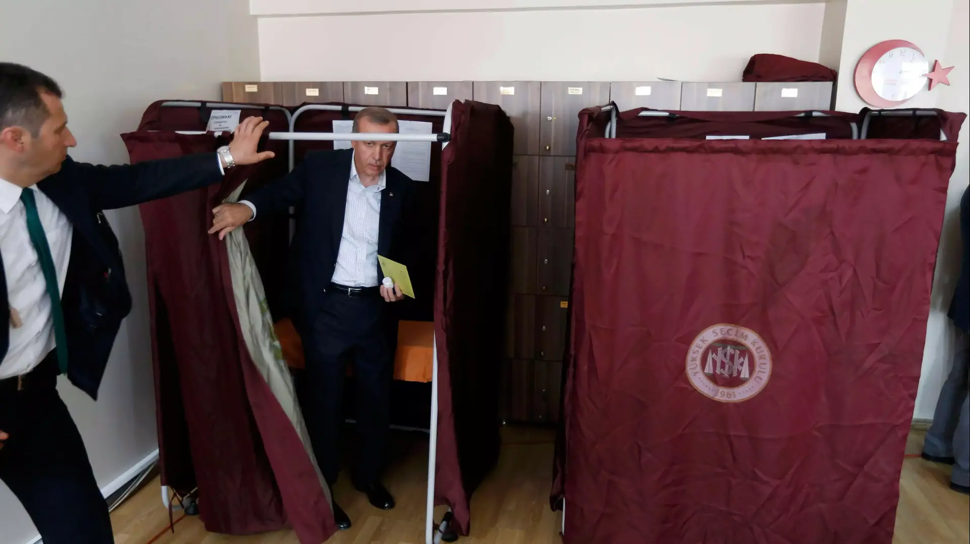 נשיא טורקיה טייפ ארדואן, מצביע בבחירות הפרלמנטריות בטורקיה, יוני 2015