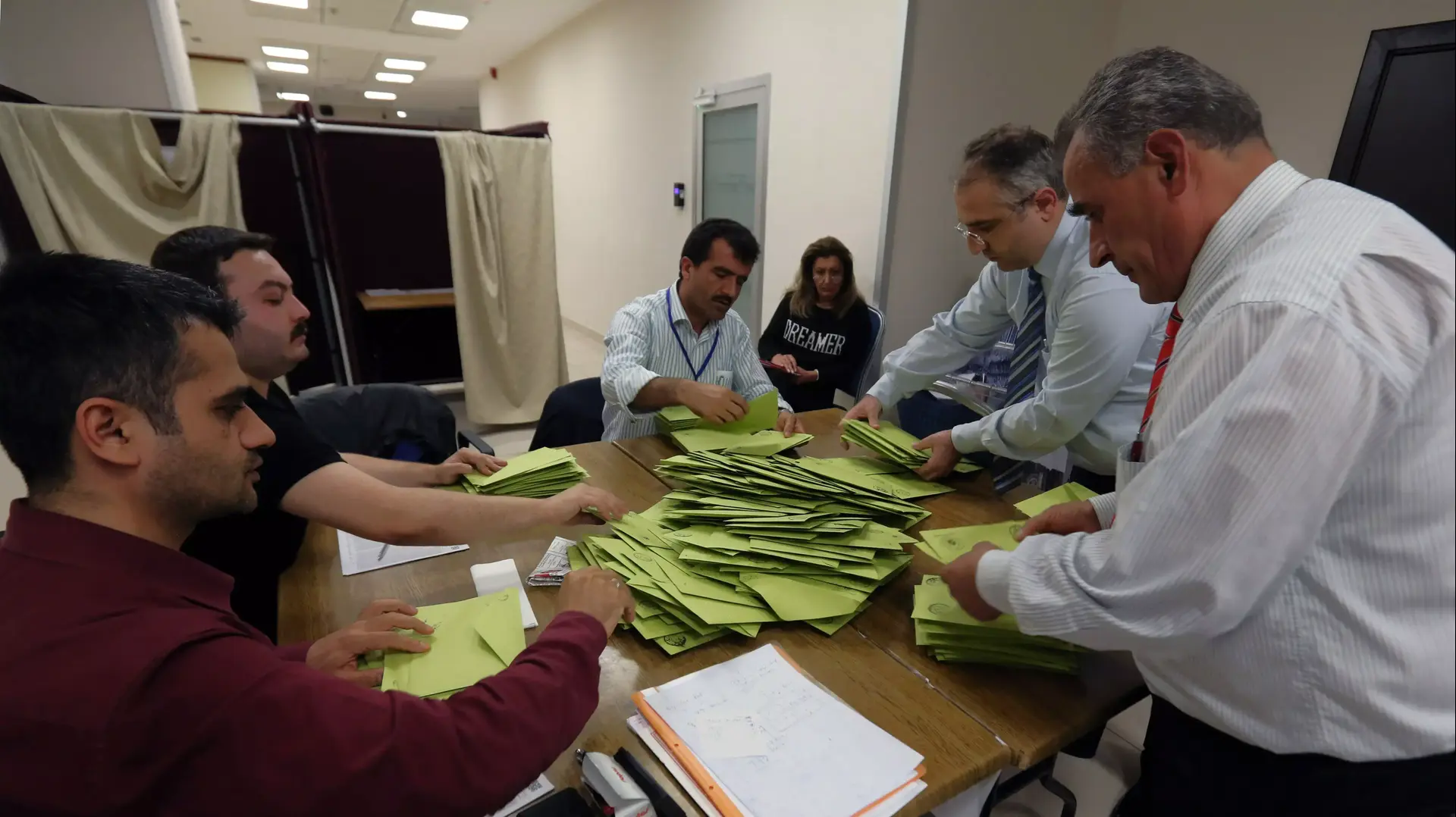 ספירת תוצאות הבחירות באנקרה, טורקיה, יוני 2015