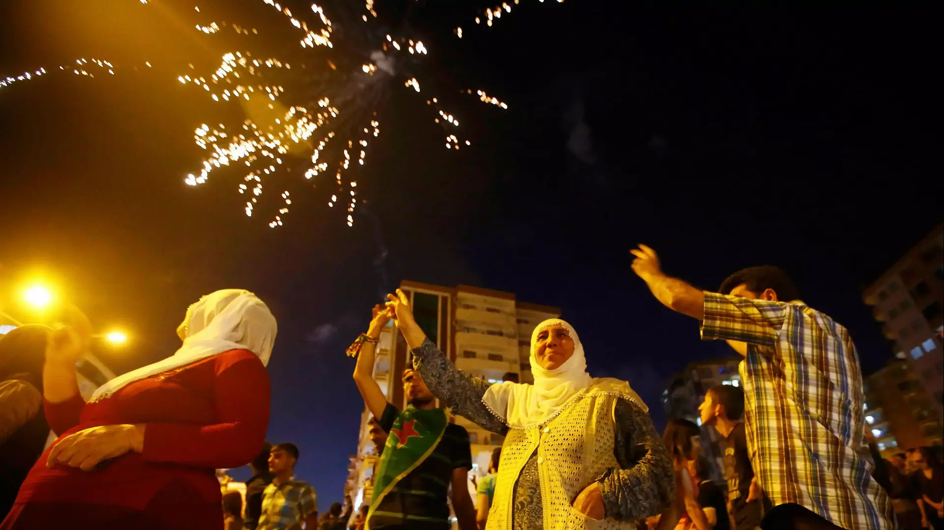 תומכי מפלגת HDP חוגגים את תוצאות הבחירות במחוז דיארבקיר, טורקיה, יוני 2015 תומכי מפלגת HDP חוגגים את תוצאות הבחירות במחוז דיארבקיר, טורקיה, יוני 2015