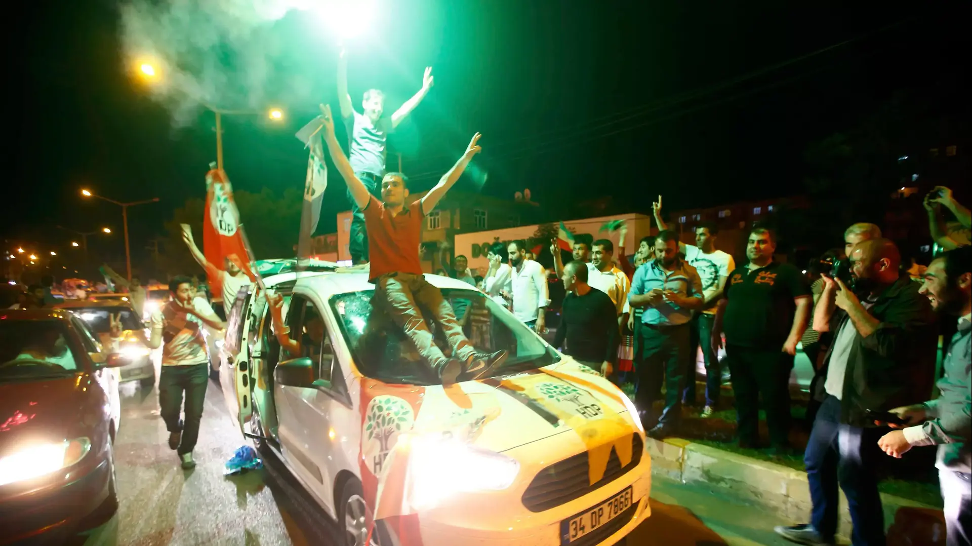 תומכי מפלגת HDP חוגגים את תוצאות הבחירות במחוז דיארבקיר, טורקיה, יוני 2015