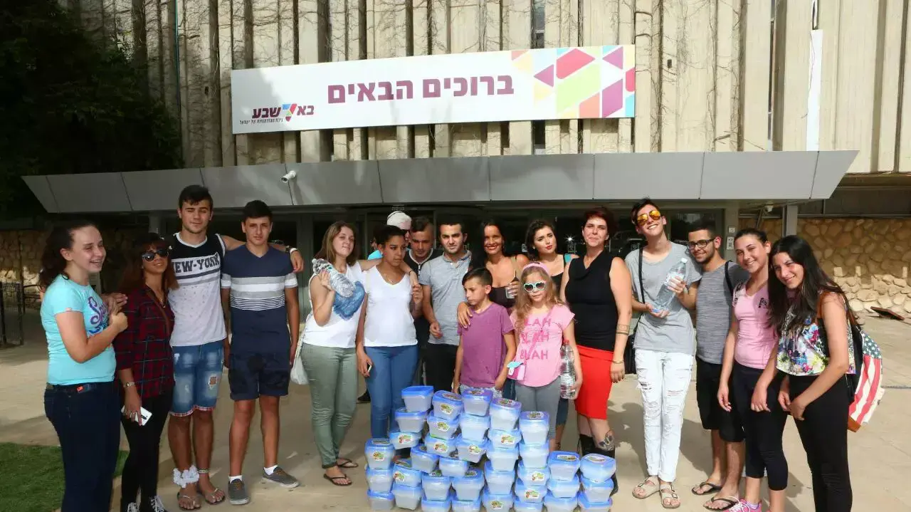 עיריית באר שבע מפזרת קערות מים עבור החיות ליום שרבי, יוני 2015 עיריית באר שבע מפזרת קערות מים עבור החיות ליום שרבי, יוני 2015