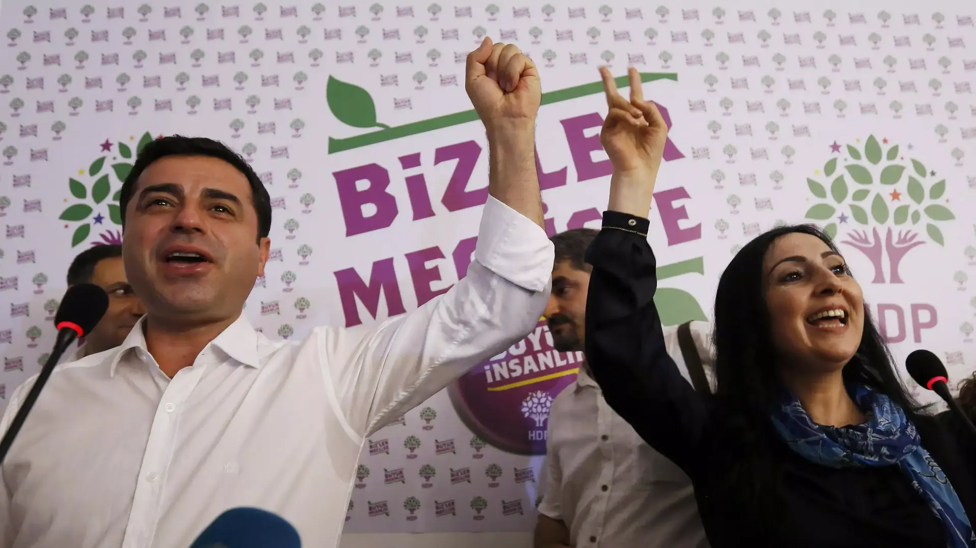 מנהיגי מפלגת HDP לאחר ההכרזה על תוצאות הבחירות, טורקיה, יוני 2015 מנהיגי מפלגת HDP לאחר ההכרזה על תוצאות הבחירות, טורקיה, יוני 2015