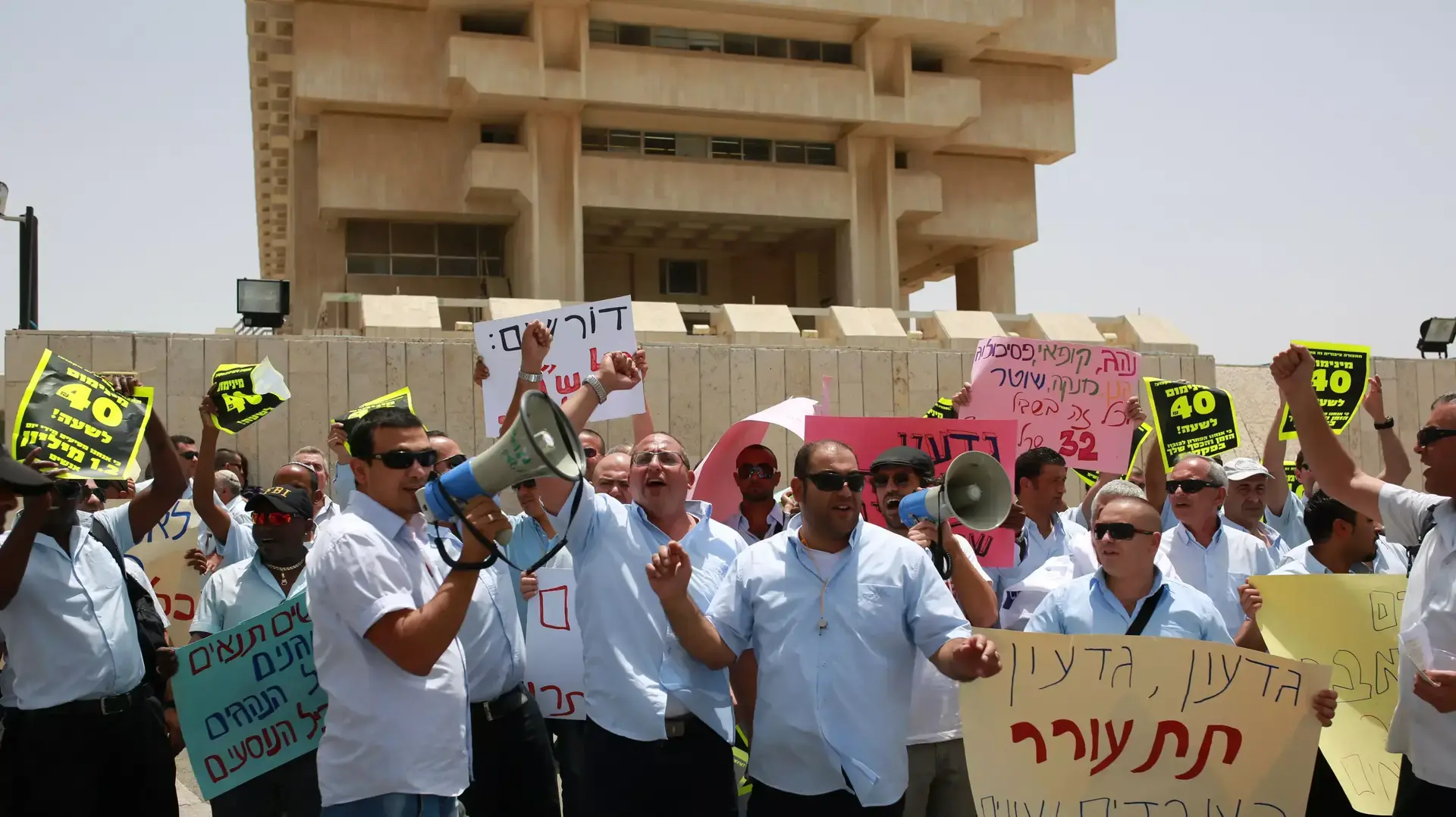 הפגנת נהגי אגד תעבורה מול משרד התחבורה, יוני 2015 הפגנת נהגי אגד תעבורה מול משרד התחבורה, יוני 2015