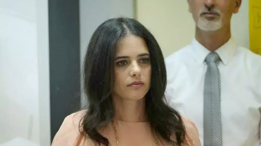 השרה איילת שקד תעביר שיעור בנושא מניעת הפצת תכנים אינטימיים ברשת, בי"ס רוז מצקין ת"א , יוני 2015