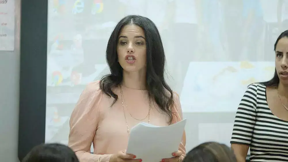 השרה איילת שקד תעביר שיעור בנושא מניעת הפצת תכנים אינטימיים ברשת, בי"ס רוז מצקין ת"א , יוני 2015 השרה איילת שקד תעביר שיעור בנושא מניעת הפצת תכנים אינטימיים ברשת, בי"ס רוז מצקין ת"א , יוני 2015