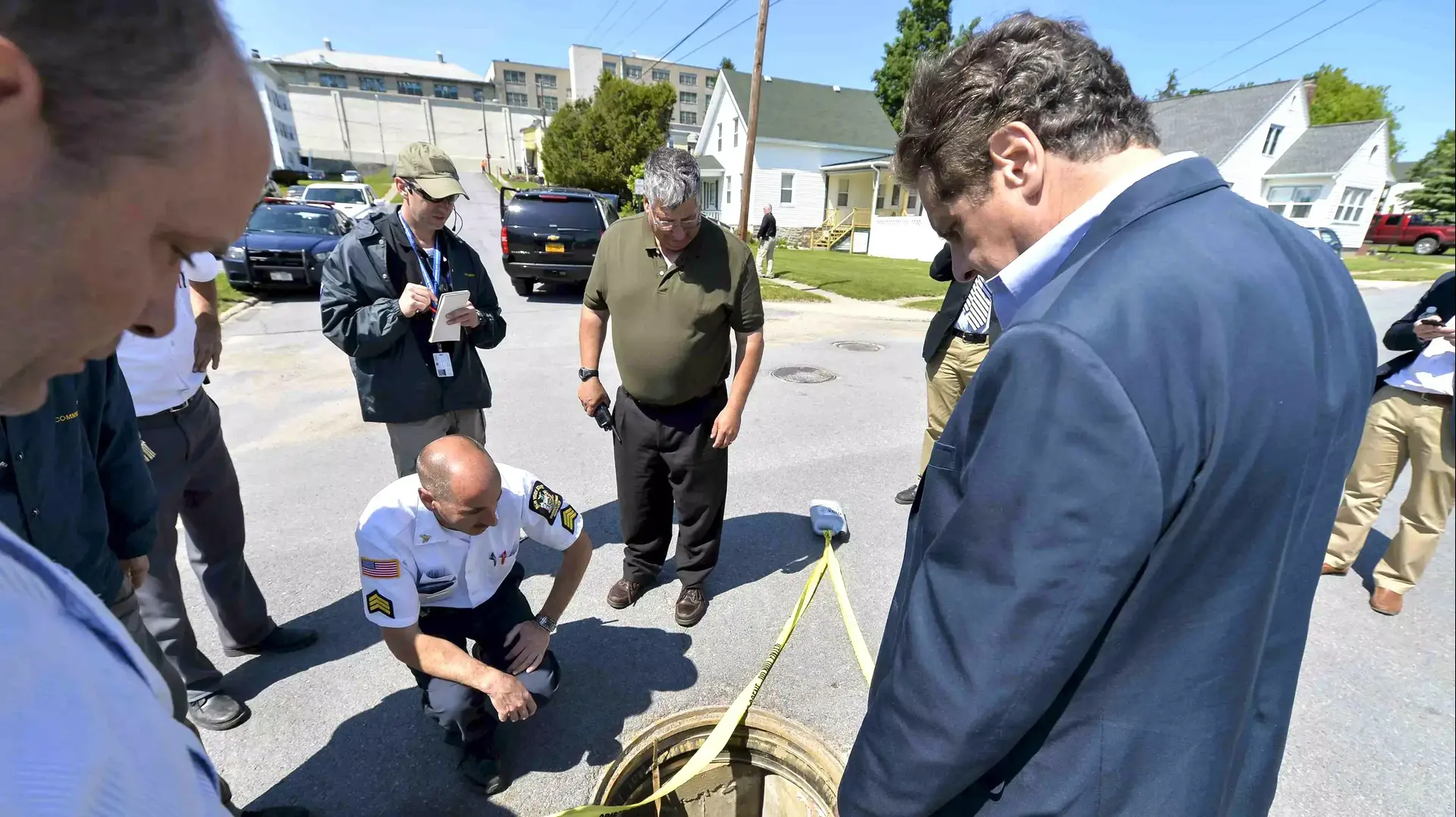 מושל מדינת ניו יורק אנדרו קומו מביט לחור ששימש את האסירים הנמלטים 9 ביוני 2015 מושל מדינת ניו יורק אנדרו קומו מביט לחור ששימש את האסירים הנמלטים 9 ביוני 2015