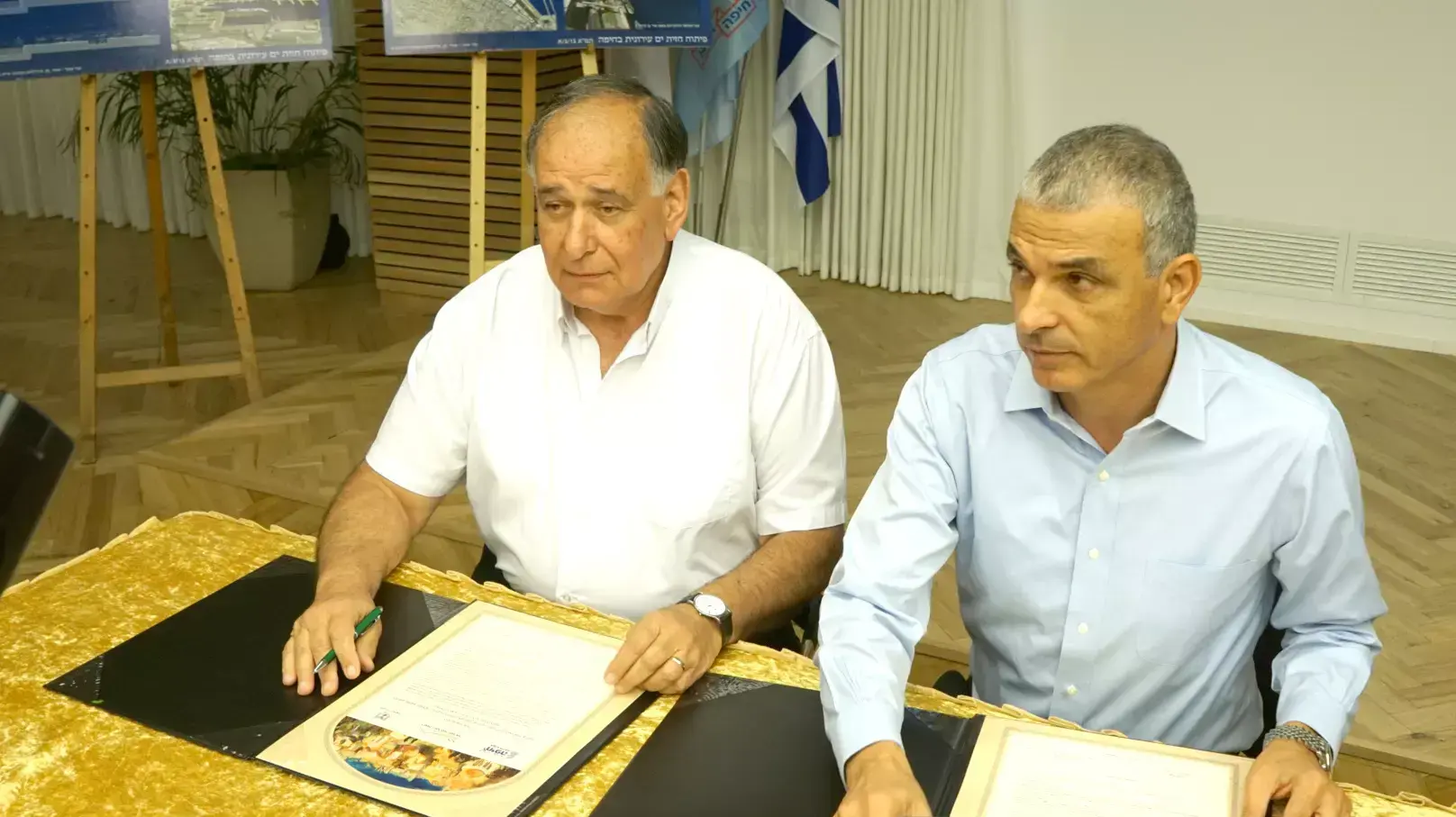 השר משה כחלון עם ראש העיר חיפה, יונה יהב, יוני 2015 השר משה כחלון עם ראש העיר חיפה, יונה יהב, יוני 2015