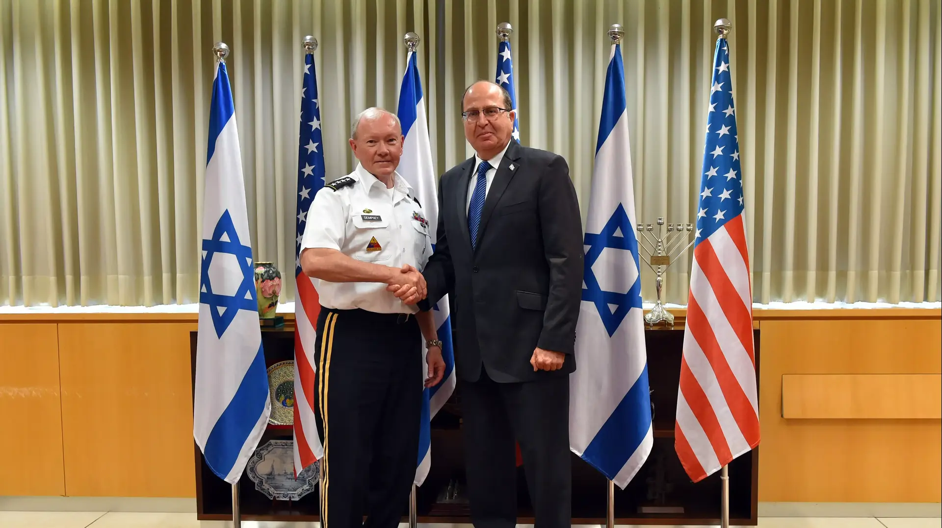 שר הביטחון משה (בוגי) יעלון והרמטכ"ל האמריקני מרטין דמפסי, לשכת שר הביטחון בקריה, יוני 2015 שר הביטחון משה (בוגי) יעלון והרמטכ"ל האמריקני מרטין דמפסי, לשכת שר הביטחון בקריה, יוני 2015