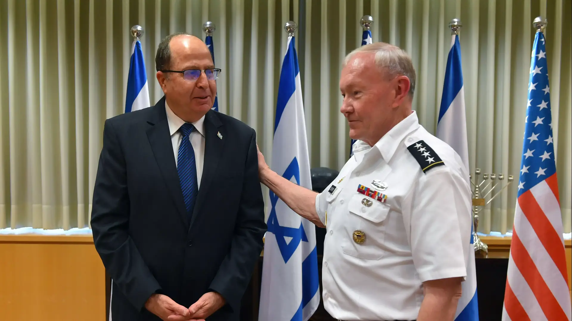שר הביטחון משה (בוגי) יעלון והרמטכ"ל האמריקני מרטין דמפסי, לשכת שר הביטחון בקריה, יוני 2015