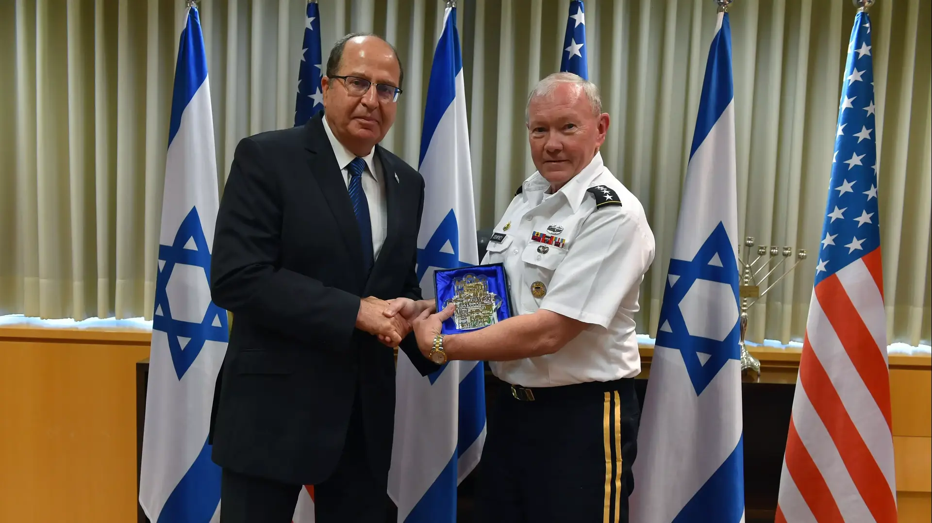 שר הביטחון משה (בוגי) יעלון והרמטכ"ל האמריקני מרטין דמפסי, לשכת שר הביטחון בקריה, יוני 2015 שר הביטחון משה (בוגי) יעלון והרמטכ"ל האמריקני מרטין דמפסי, לשכת שר הביטחון בקריה, יוני 2015