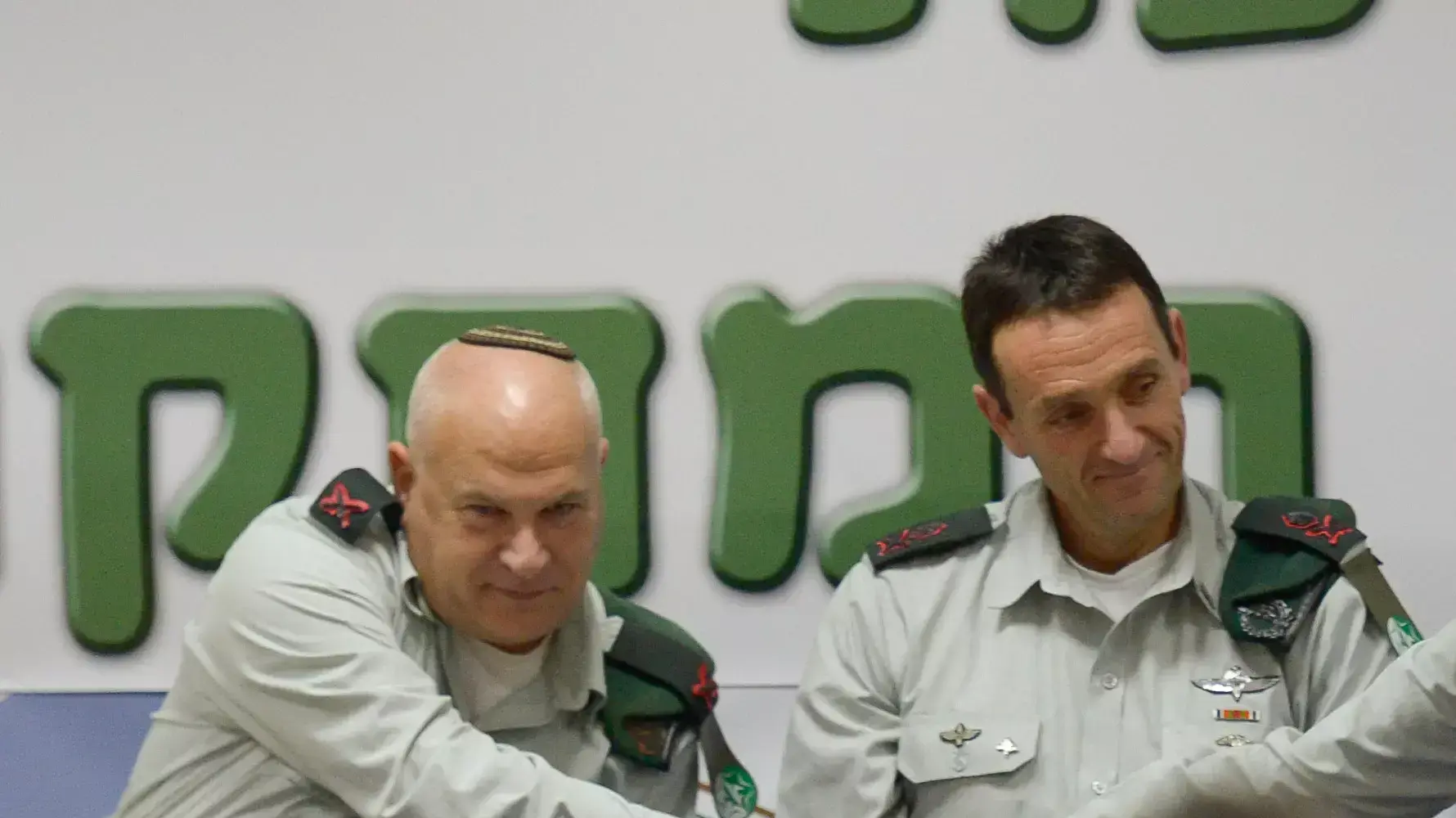 ראש אמ"ן אלוף הרצי הלוי, ראש חטיבת המחקר באמ"ן תת-אלוף אלי בן מאיר ראש אמ"ן אלוף הרצי הלוי, ראש חטיבת המחקר באמ"ן תת-אלוף אלי בן מאיר