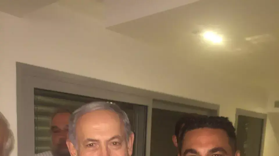 שפי ששון וראש הממשלה בנימין נתניהו במפגש פעילי ליכוד בבית ששון בראשון לציון, יוני 2015 שפי ששון וראש הממשלה בנימין נתניהו במפגש פעילי ליכוד בבית ששון בראשון לציון, יוני 2015