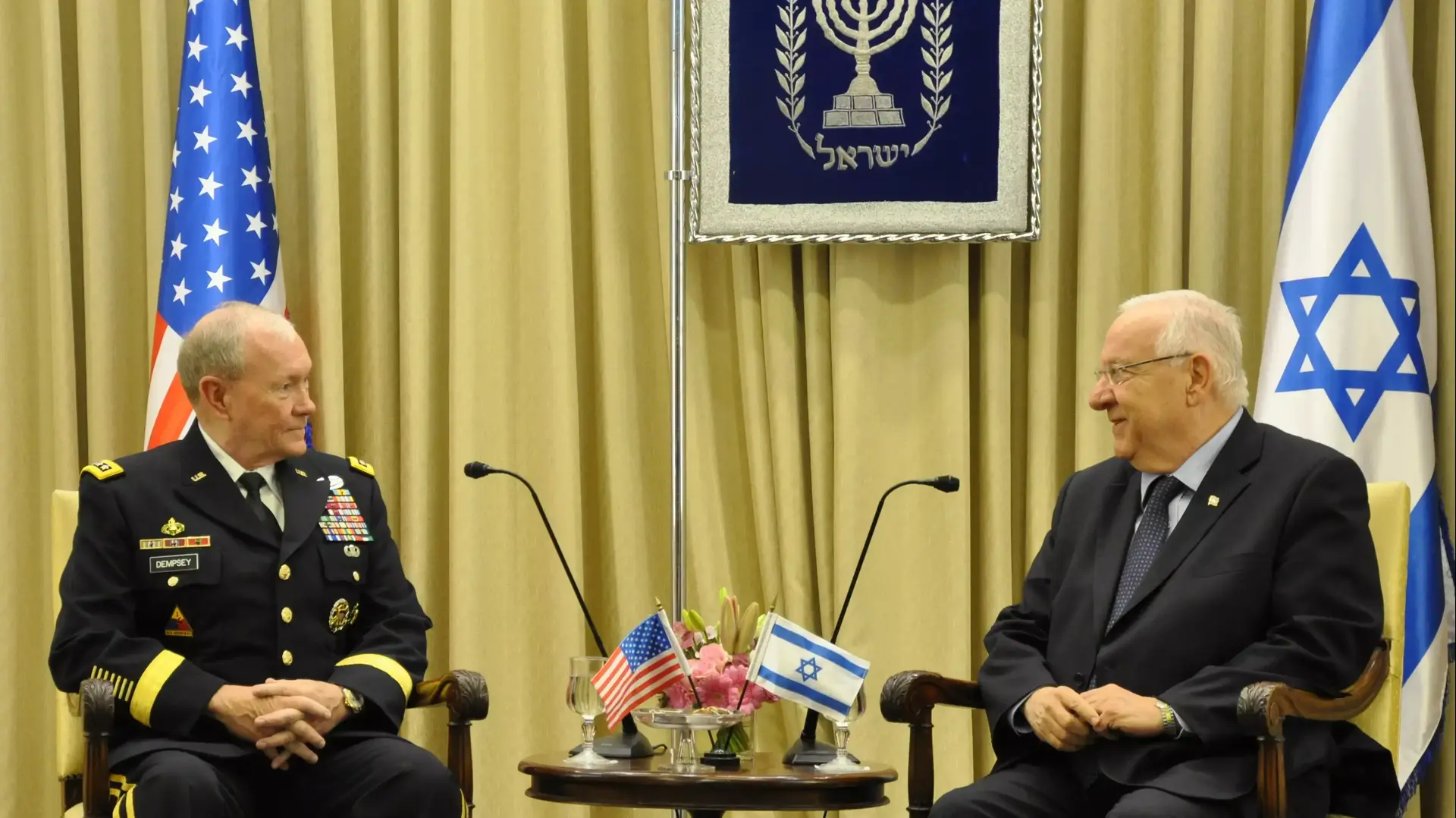 נשיא המדינה ראובן ריבלין והרמטכ"ל האמריקני מרטין דמפסי, יוני 2015 נשיא המדינה ראובן ריבלין והרמטכ"ל האמריקני מרטין דמפסי, יוני 2015