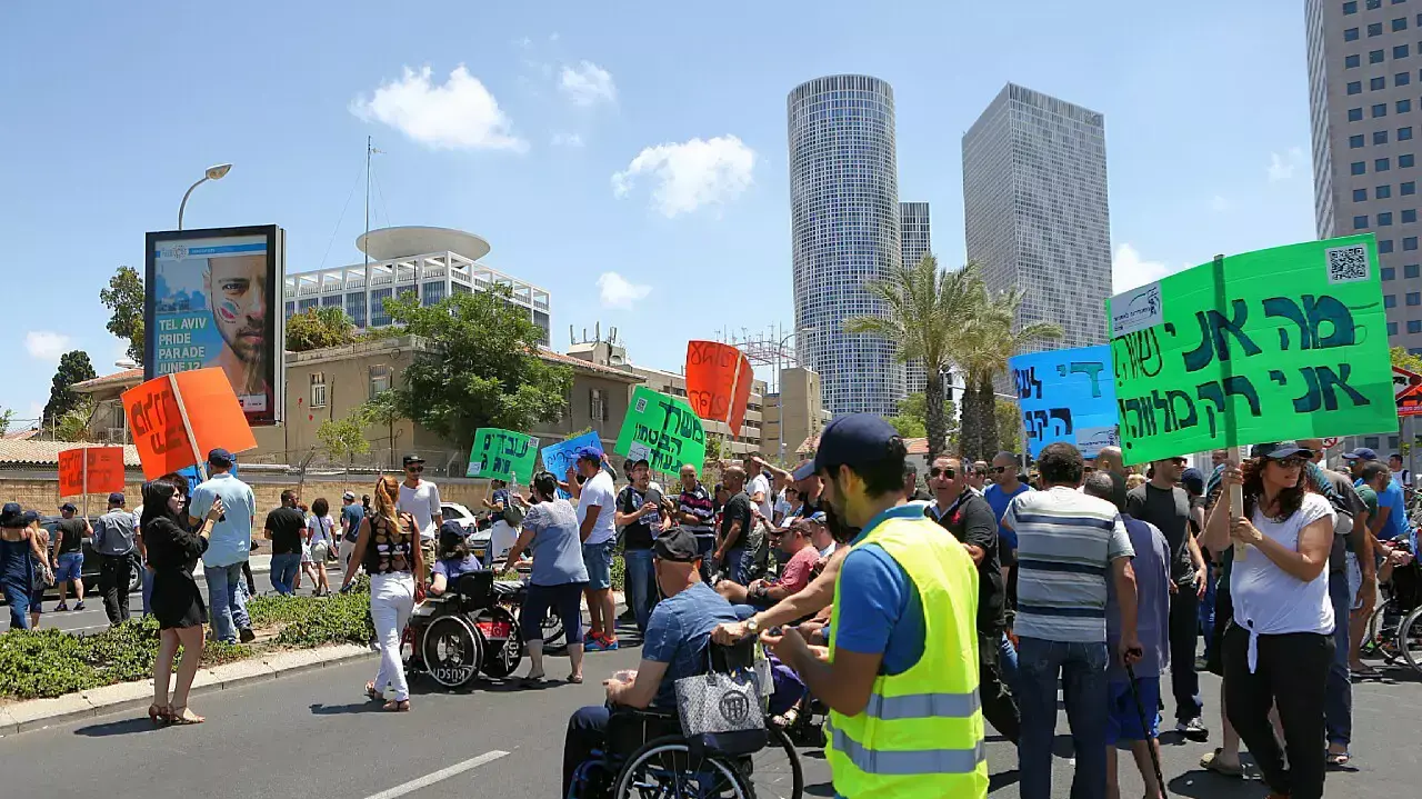 מלווי נכי צה"ל מפגינים מול הקריה על תנאי העסקתם, תל אביב, 10 ביוני 2015 מלווי נכי צה"ל מפגינים מול הקריה על תנאי העסקתם, תל אביב, 10 ביוני 2015